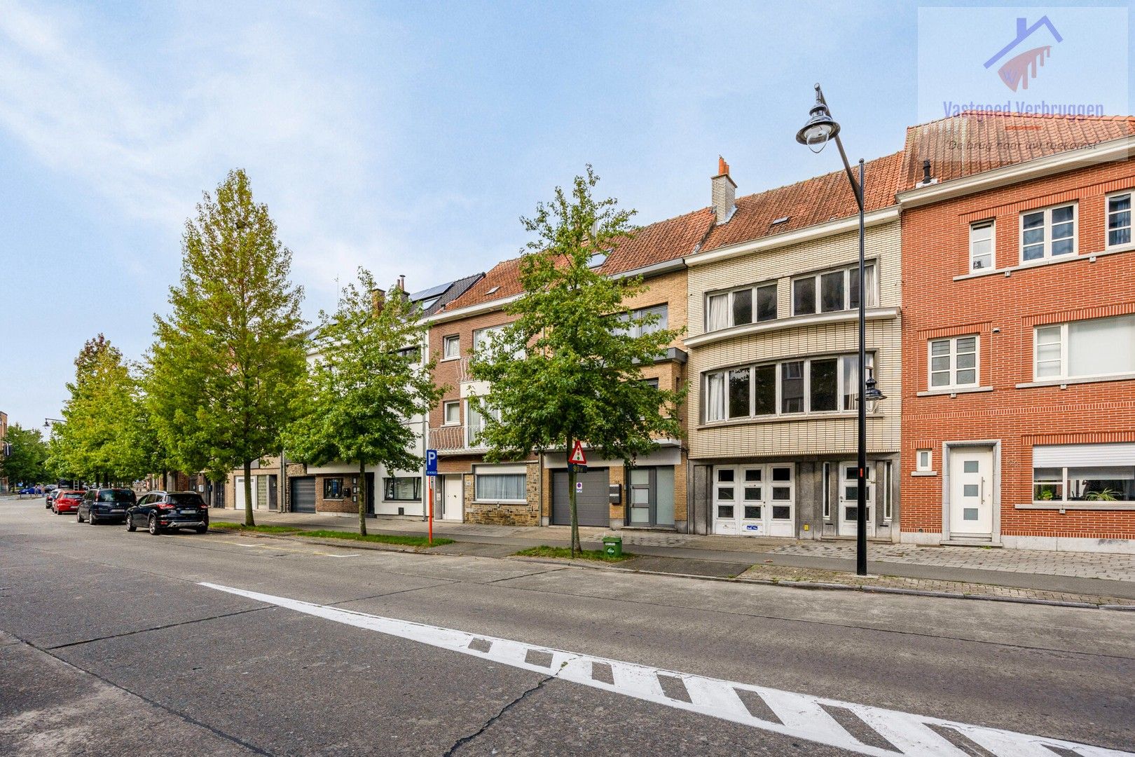 In optie - Ruime te renoveren burgerwoning met magazijn op topligging foto 2