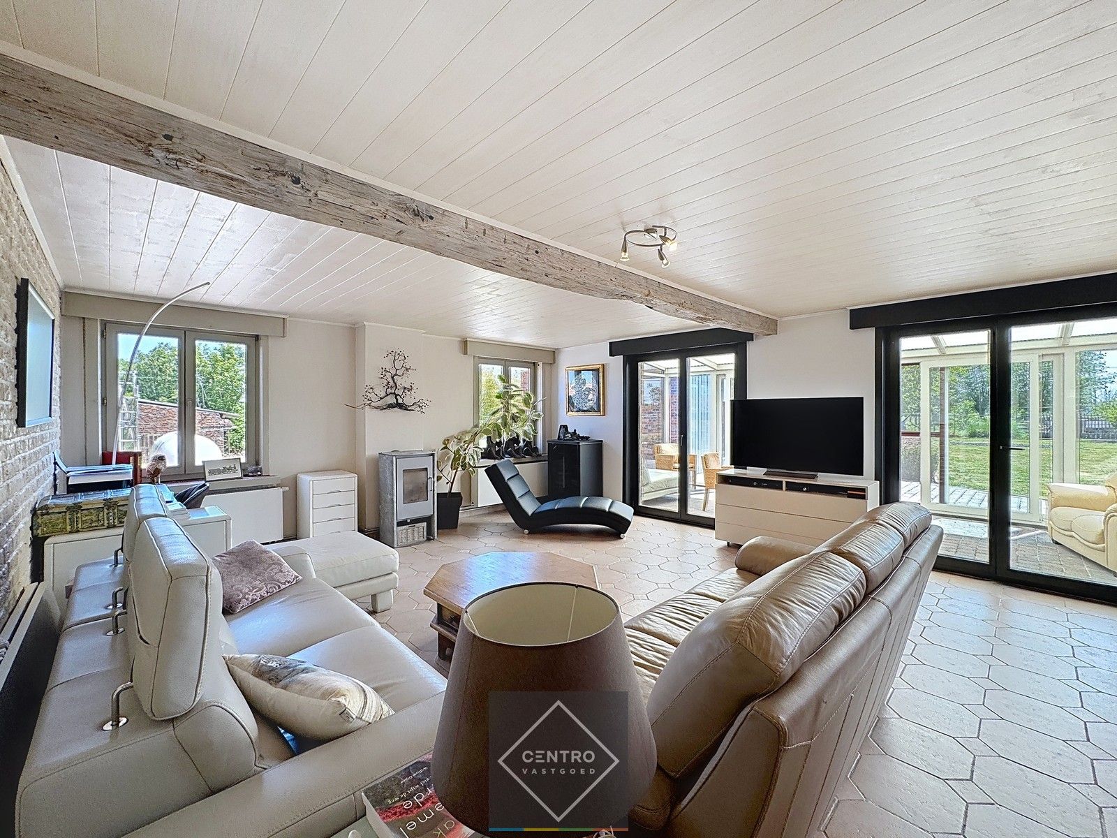 Idyllisch gelegen woning op 10.162m2 grond! foto 3