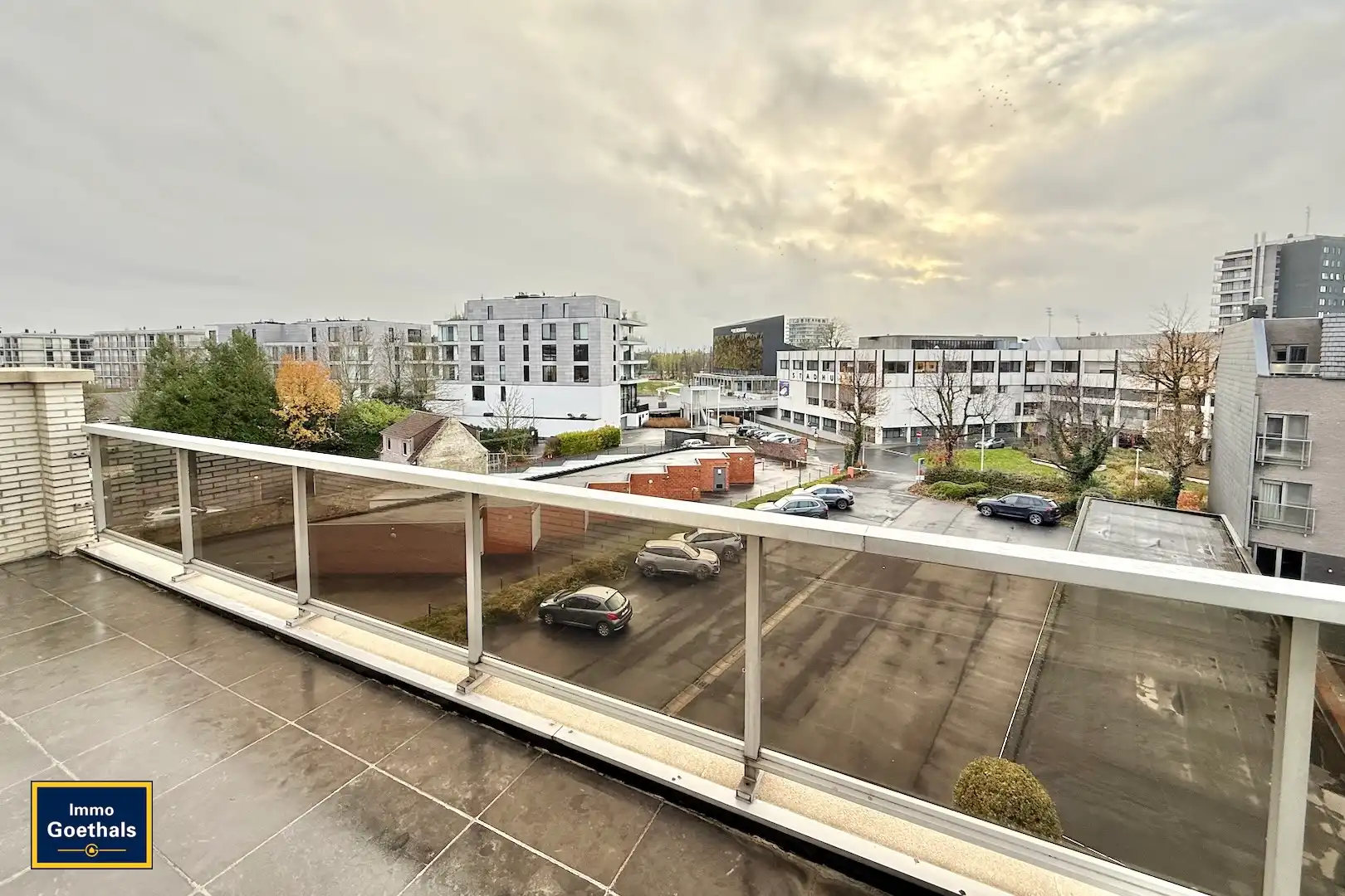 CENTRAAL GELEGEN APPARTEMENT MET GROOT TERRAS IN GARAGE. foto 2