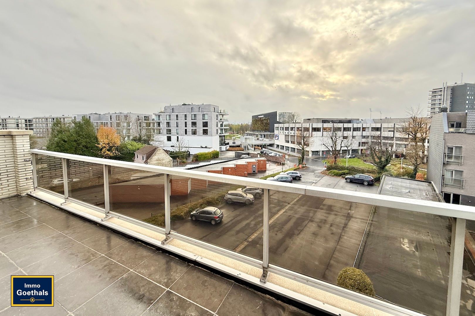 CENTRAAL GELEGEN APPARTEMENT MET GROOT TERRAS IN GARAGE. foto 2