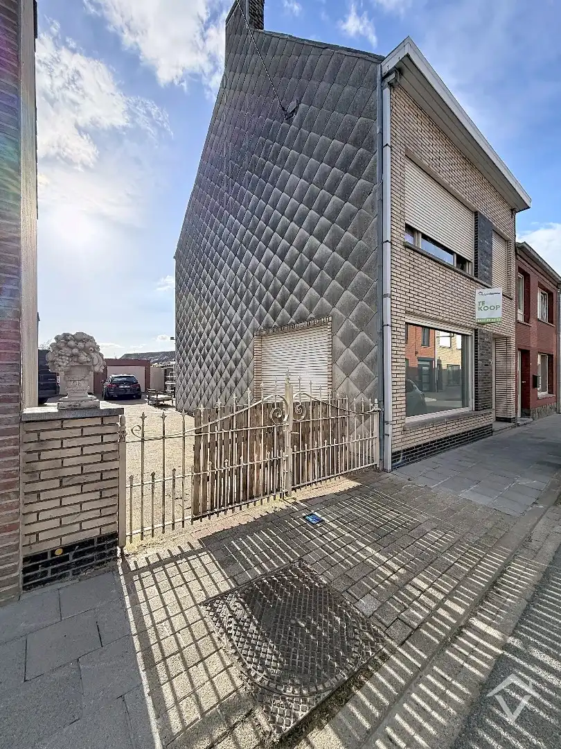 Hoofdfoto van de publicatie: Woning met 3 slaapkamers en 2 garages te Eernegem