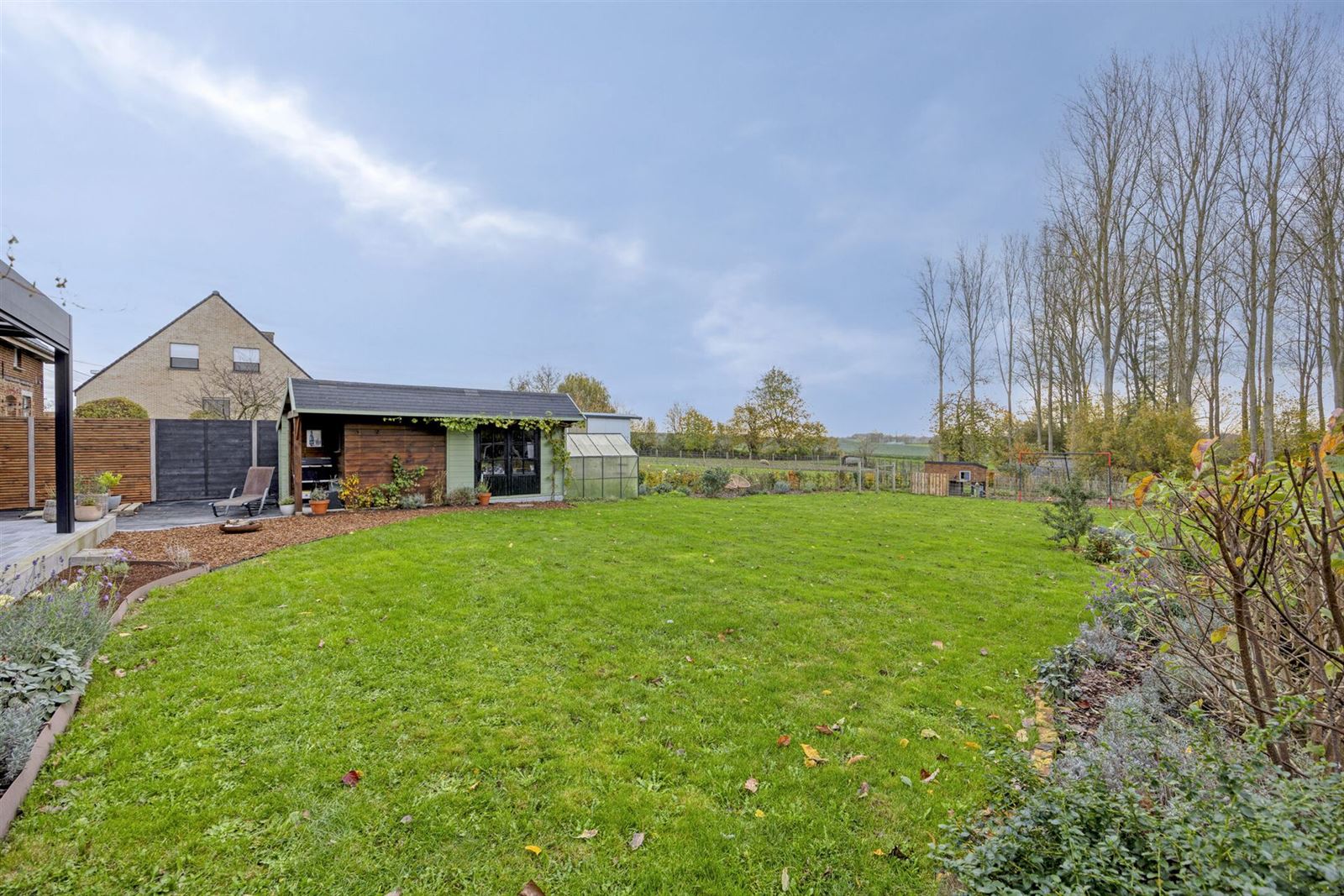 Instapklaar driegevel woning in groene omgeving foto 29