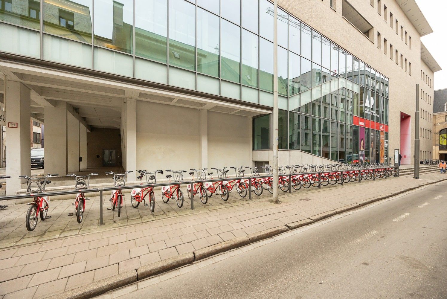 Vergund studentengebouw op een uitstekende AAA locatie, tegenover de AP Hogeschool foto 2