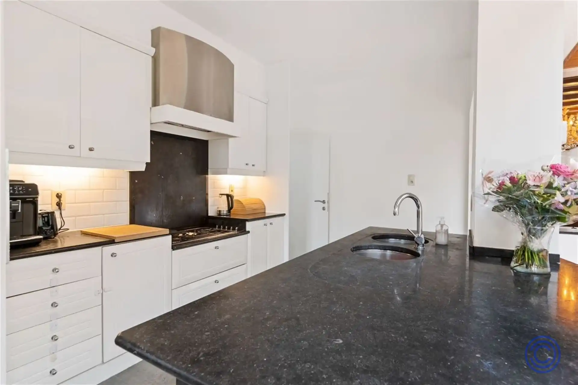 Instapklaar gelijkvloers met 3 slpk + tuin + dubbele garage! foto 3