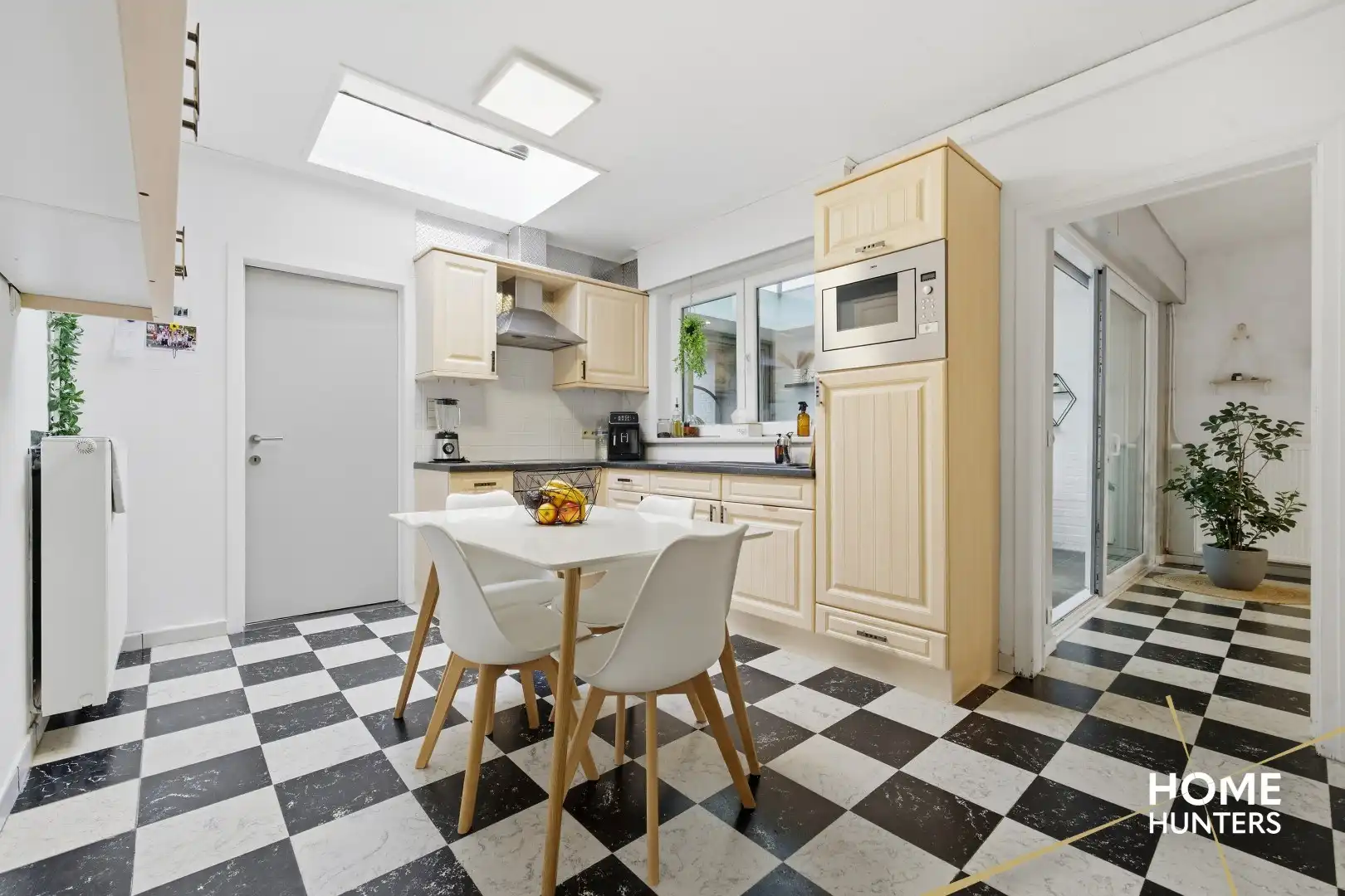 Verrassend ruime woning op een rustige ligging in Ieper met 5 slaapkamers en een oprit foto 14