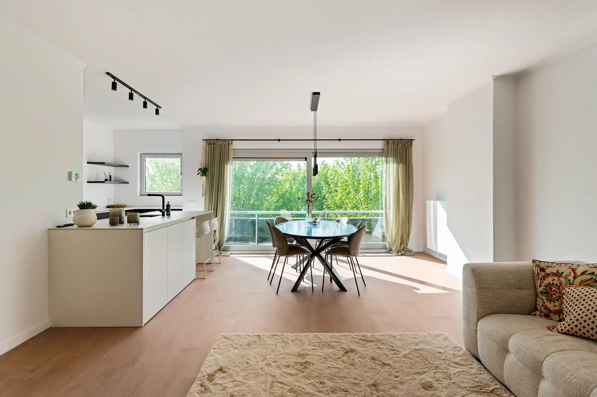 Prachtig ruim appartement nabij het centrum van Brasschaat. foto {{pictureIndex}}