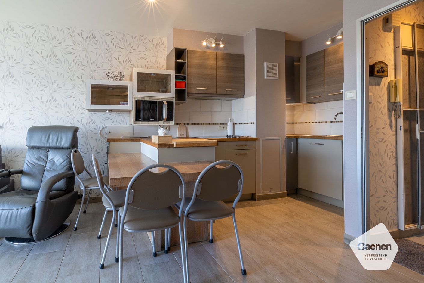 Prachtig vernieuwde studio met afzonderlijke slaaphoek te koop foto 3