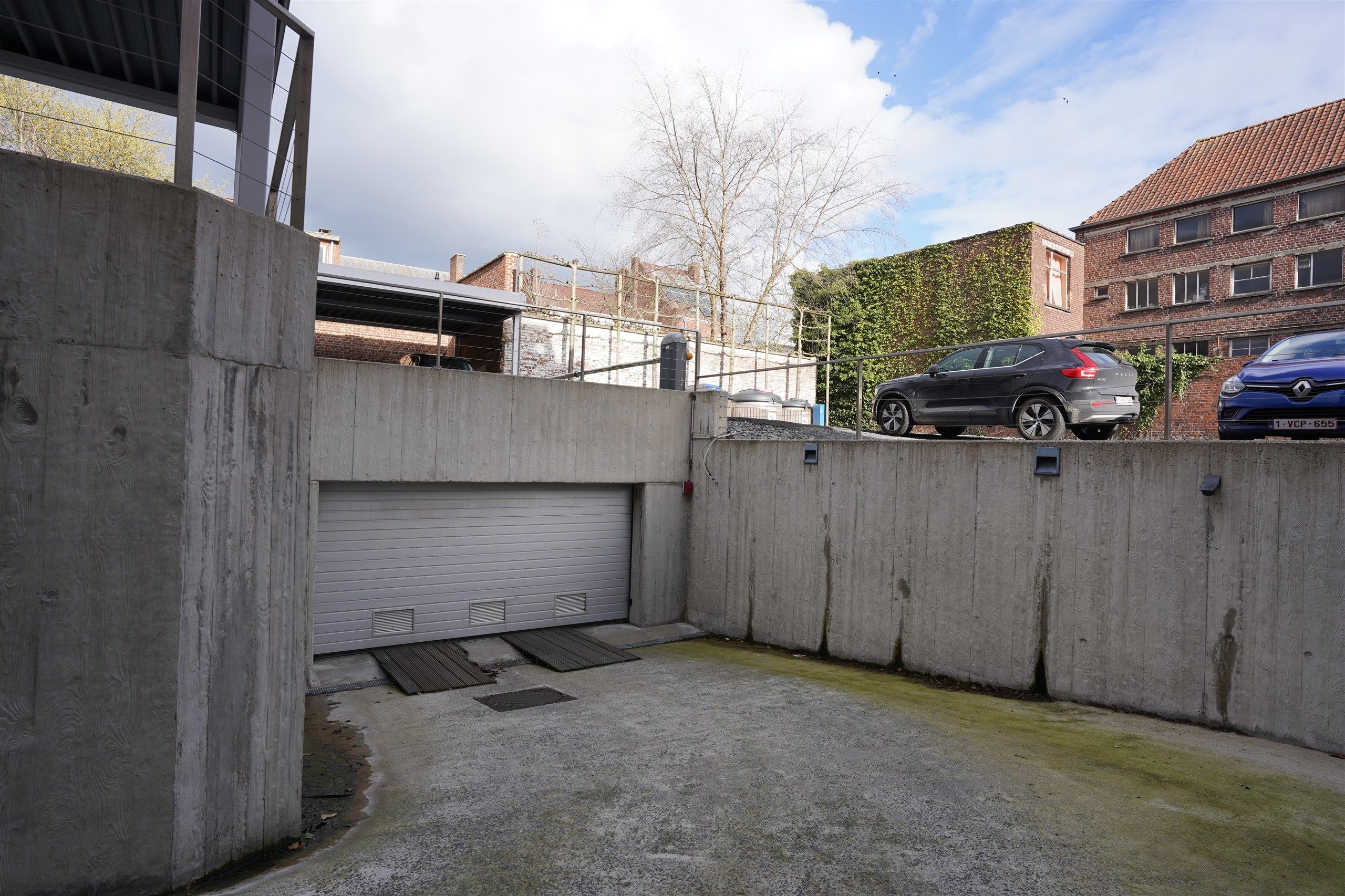 Dubbele garage met brede toegang in de Min. Liebaertlaan  foto 2