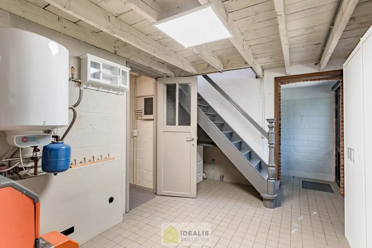 IDYLLISCH GELEGEN BIJZONDERE EIGENDOM BESTAANDE UIT RIANT WOONHUIS, APART BEWOONBAAR BIJGEBOUW EN ATELIER OMGEVEN DOOR EEN SCHITTERD AANGELEGDE TUIN EN WEILAND. Het domein is toegankelijk zowel aan de mooie Urnenveldstraat doch ook via een uitzonderlijk mooie oprijlaan toegankelijk langs de boszijde van het perceel. Deze vrijstaande woning, gebouwd in 1986, beschikt over een sfeervolle leefruimte in vol contact met de tuin en biedt een heerlijke atmosfeer dankzij de centraal geplaatste speksteenkachel. Op de verdieping beschikt de woning over slaapkamers en sanitair. Een absolute meerwaarde is het afzonderlijk volledig ingericht bijhuisje, centraal op het perceel, voorzien van alle woonfaciliteiten. Verder is er de mogelijkheid om wonen/werken te combineren via het knap afgewerkte atelier, met vergezicht op het eigen weiland. Geschikt voor kandidaten op zoek naar een ruime en instapklare parel met een idyllische uitstraling! foto 45