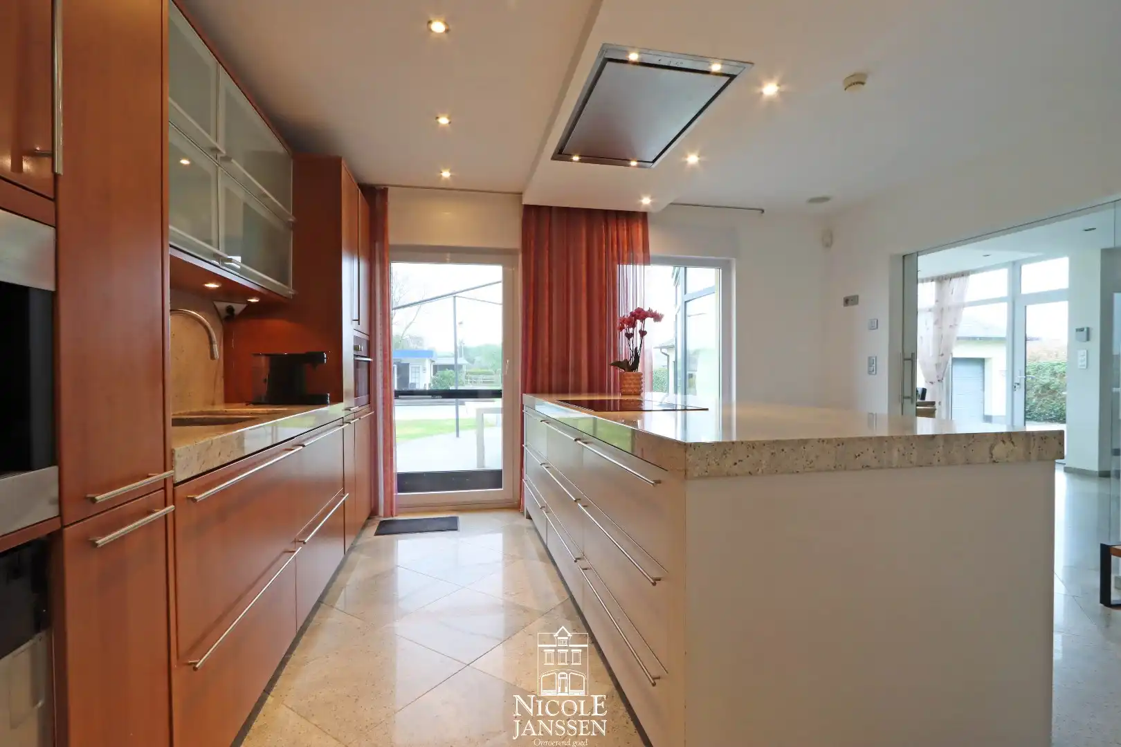 Vrijstaande ruime woning met dubbele garage en grote tuin met zwembad foto 13