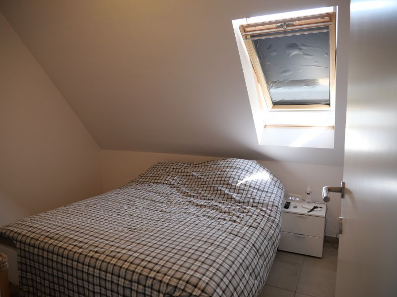 Dakappartement met 2 slaapkamers, groot terras en garage te huur in Tiegem foto 12