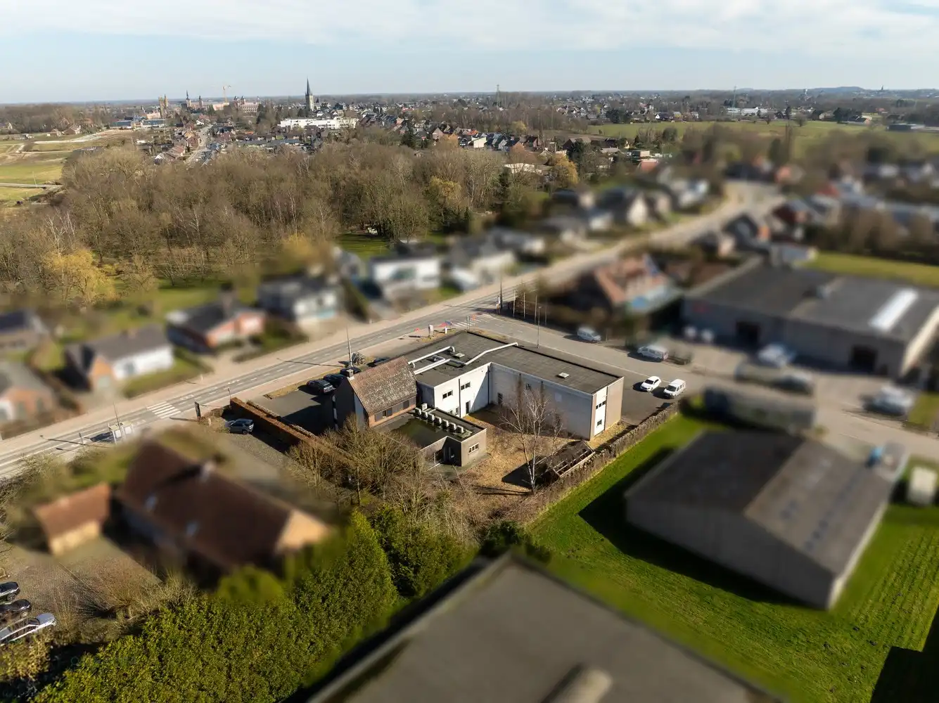 Veelzijdig kantoorgebouw met ruime parking op 2433 m² foto 2