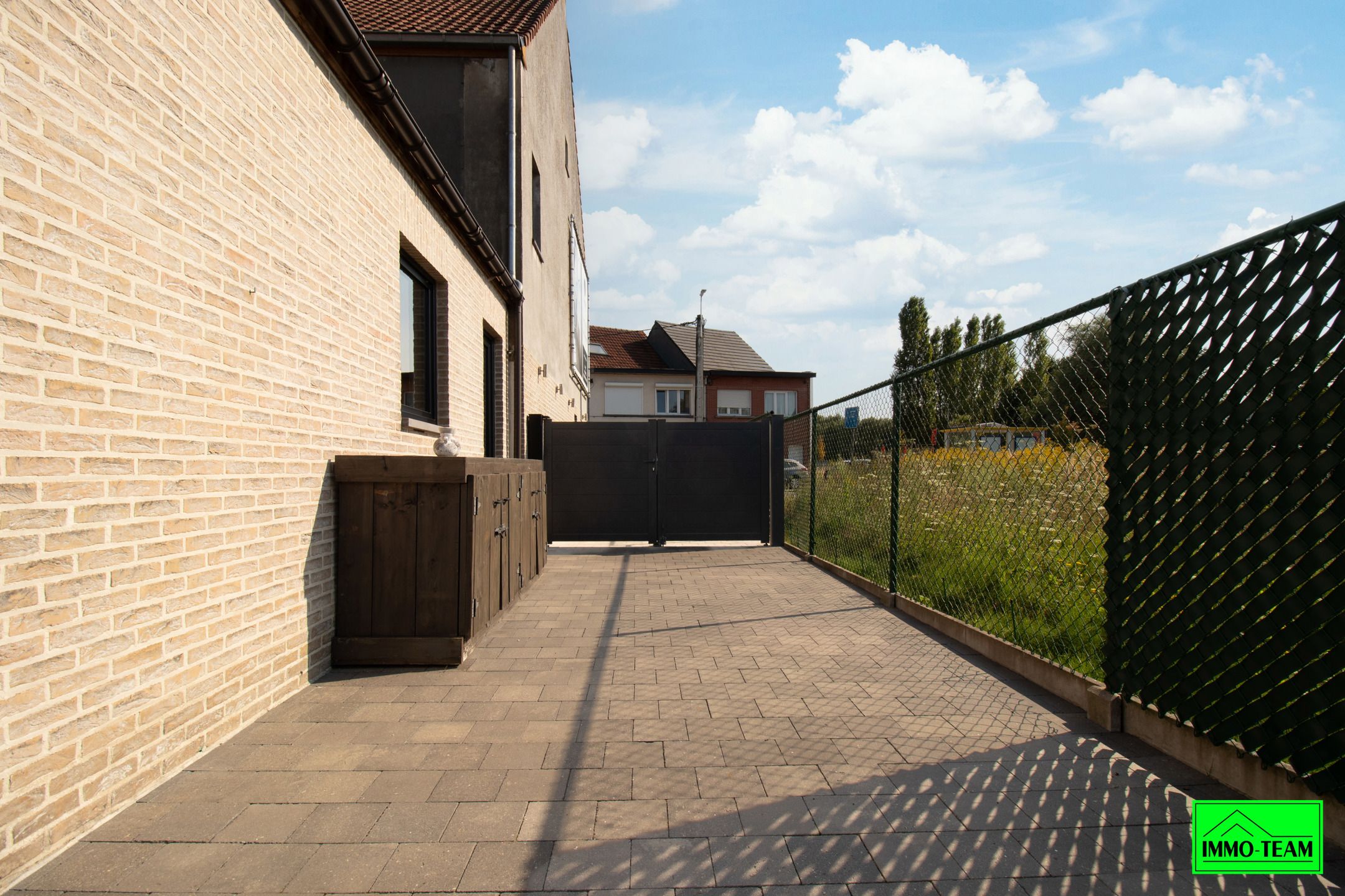 Gezellige, gerenoveerde 3-gevelwoning met 5 slaapkamers foto 2