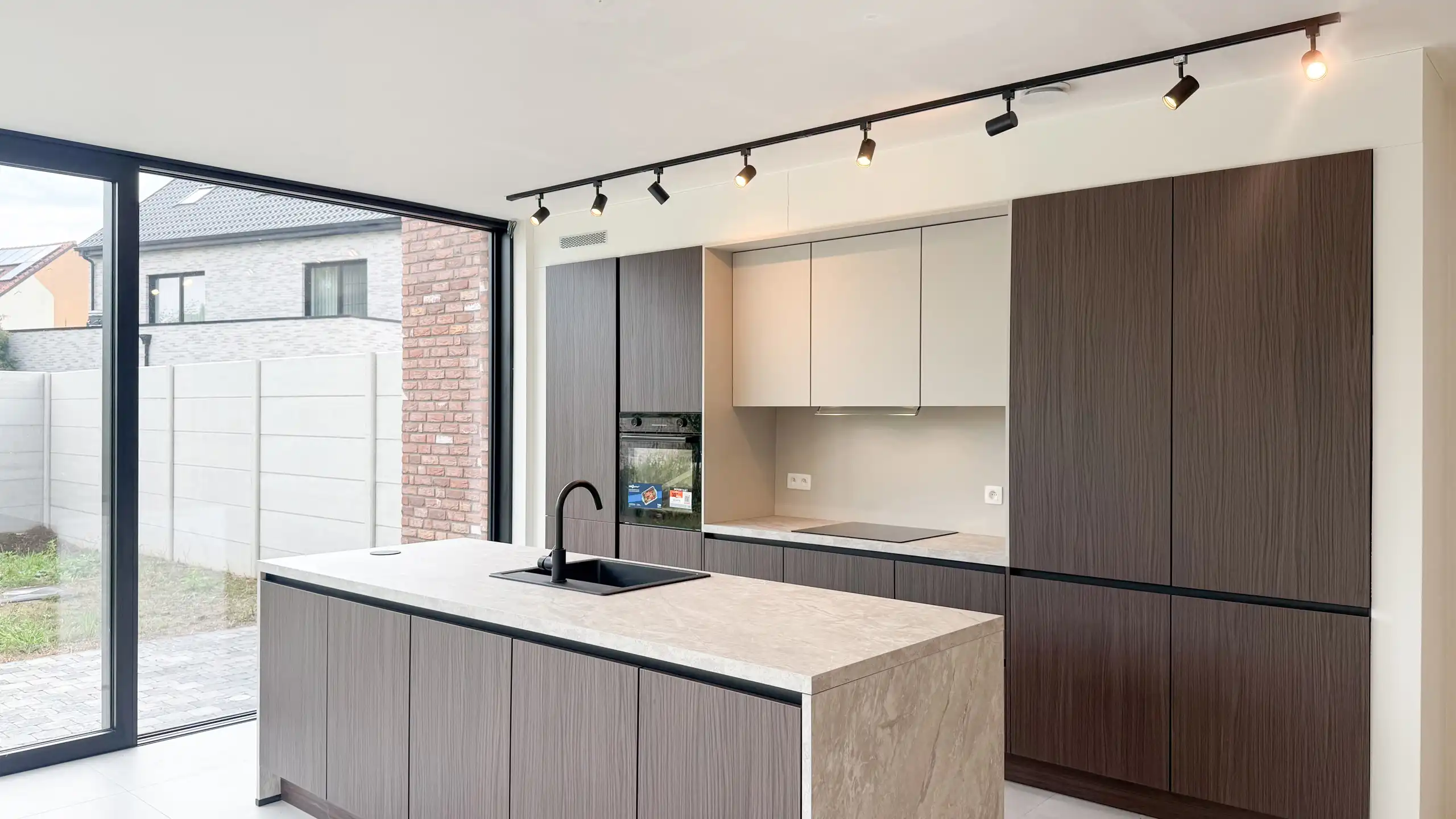 Kwalitatief afgewerkte nieuwbouwwoning op centrale ligging! foto 5
