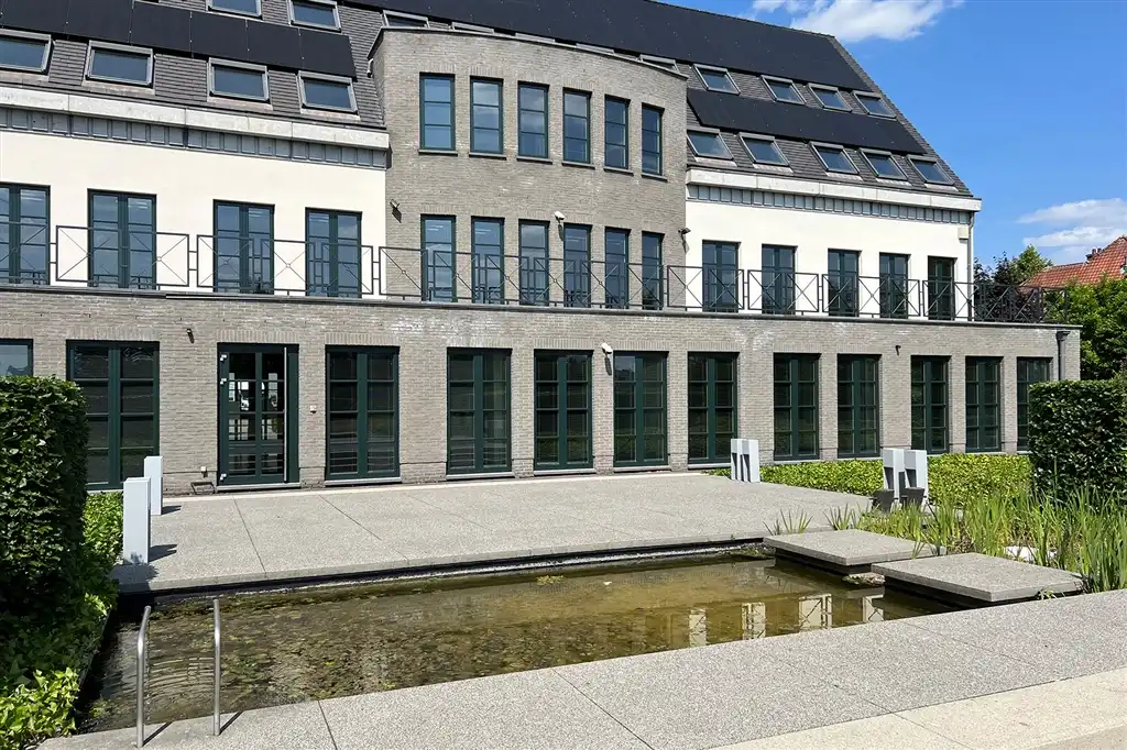 Stijlvol kantoorgebouw met ondergrondse parking en een grote rustgevende tuin foto 2