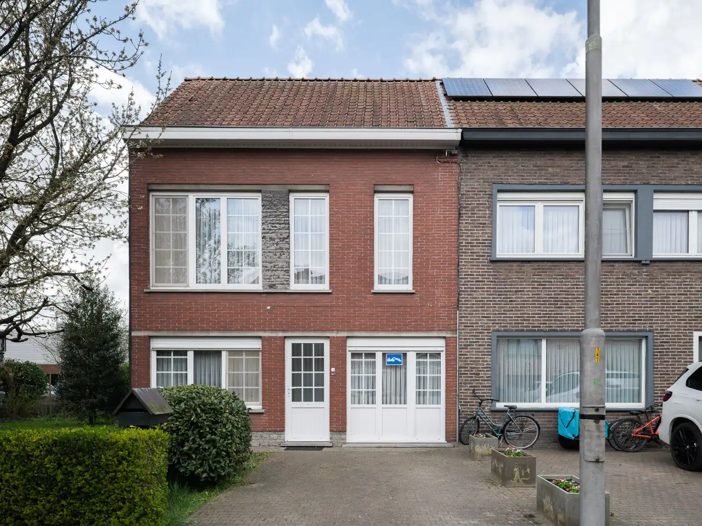 Te renoveren gezinswoning met vier slaapkamers en tuin in Wondelgem foto {{pictureIndex}}