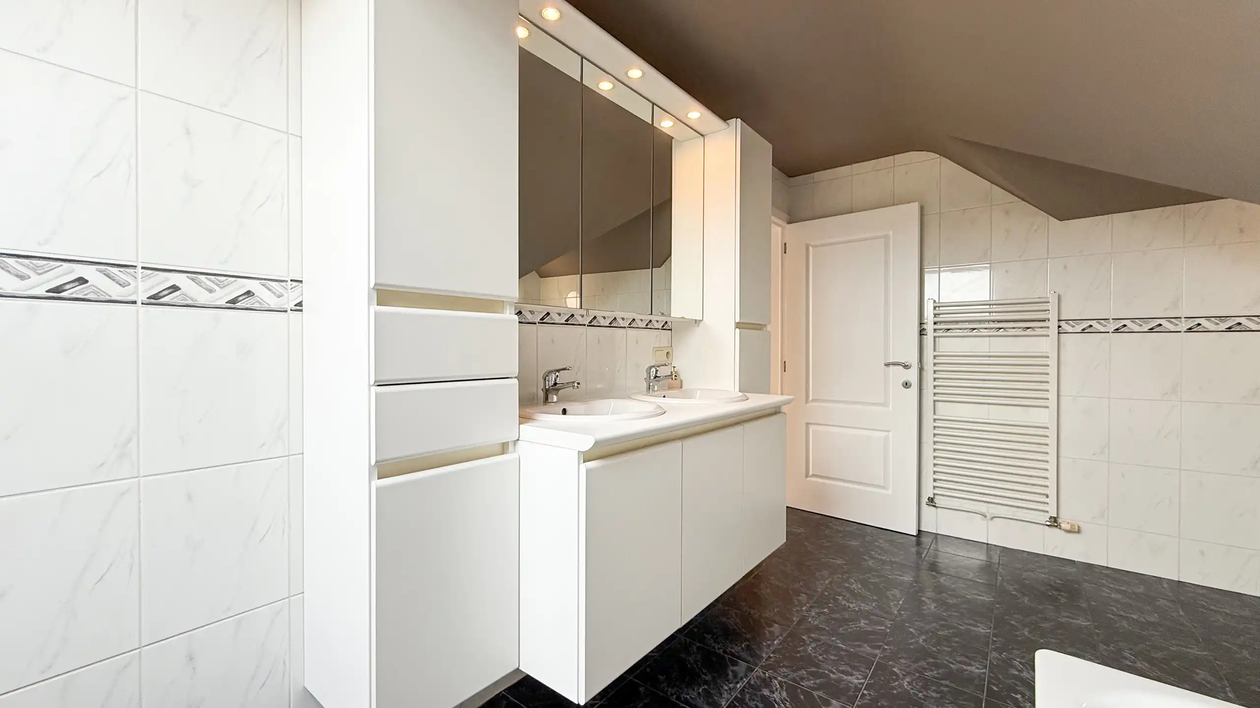 Zeer ruim appartement met 4 slaapkamers en parking in Tuilt! foto 36