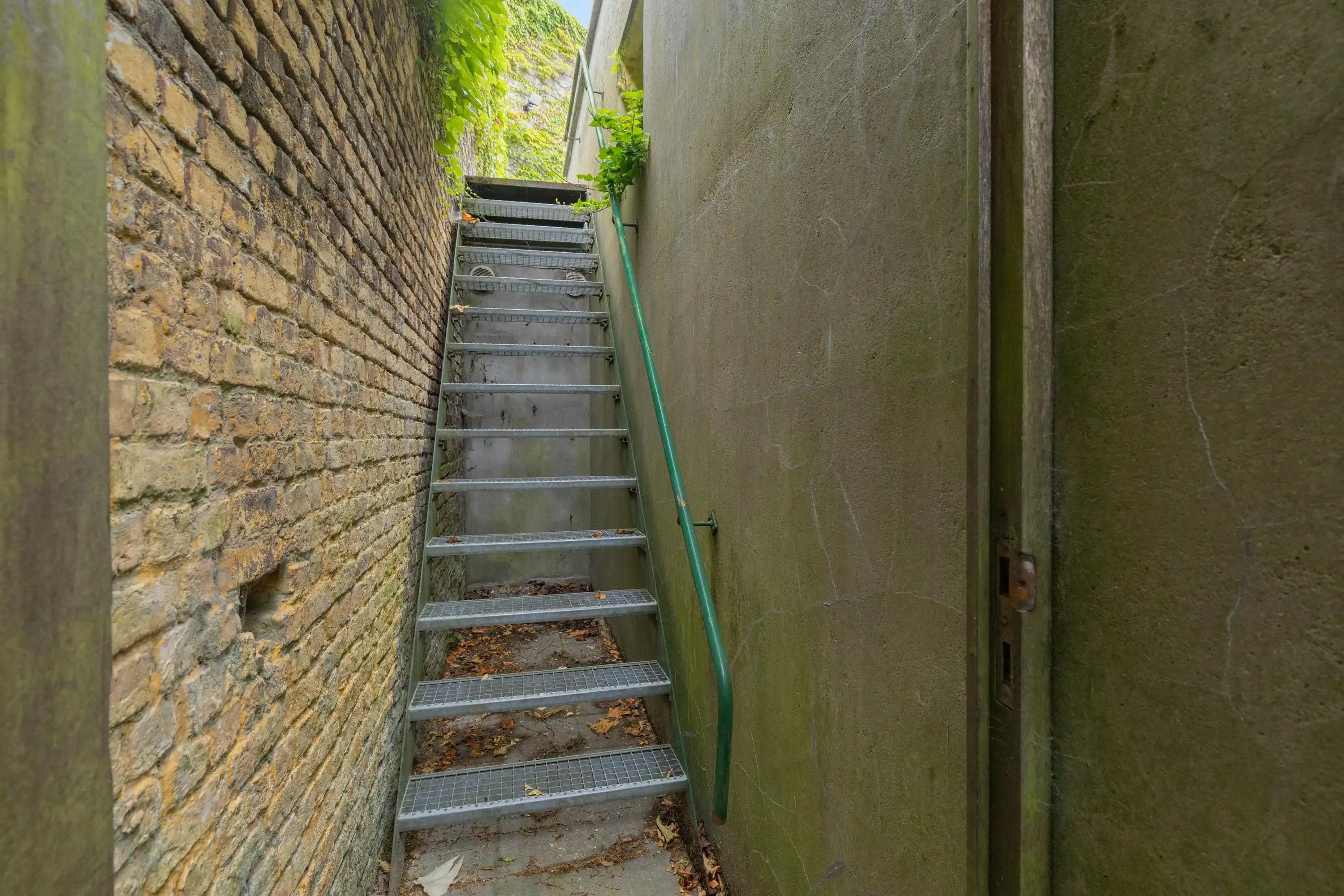 Lichtrijke kantoorloft met terras en zicht op groen in Gent foto 17