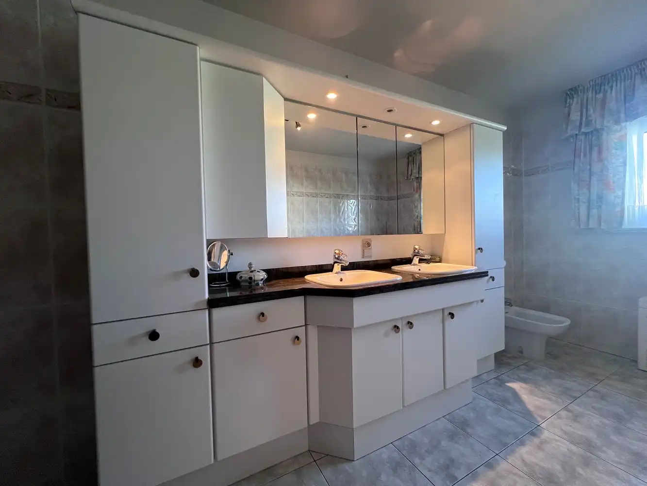 Ruime en instapklare villa met 2 slaapkamers, garage en tuin. foto 10