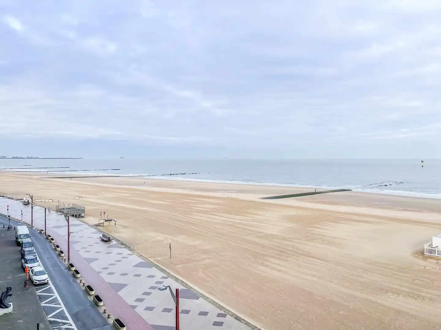 Verzorgd appartement met FRONTAAL ZEEZICHT, gelegen op de zeedijk vlakbij het Albertplein. foto 2