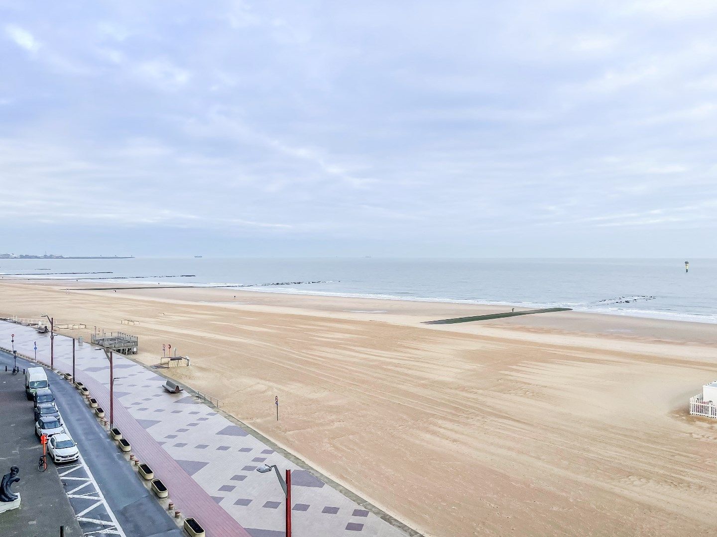 Verzorgd appartement met FRONTAAL ZEEZICHT, gelegen op de zeedijk vlakbij het Albertplein. foto 2