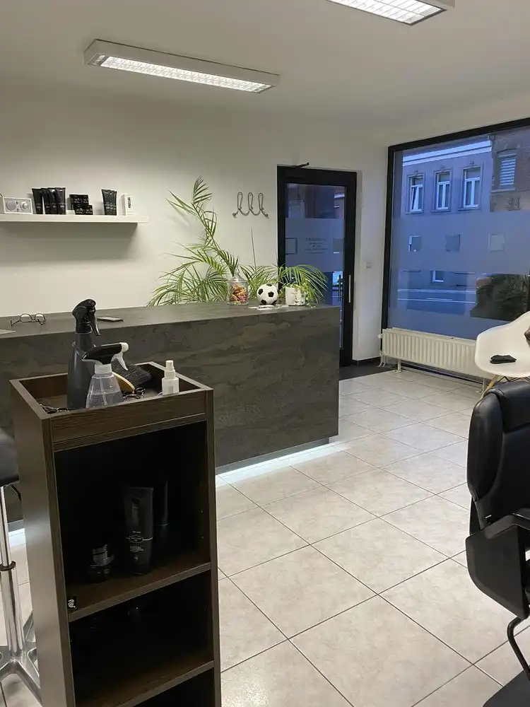 Opbrengsthuis met commerciële ruimte en 2 appartementen foto 2