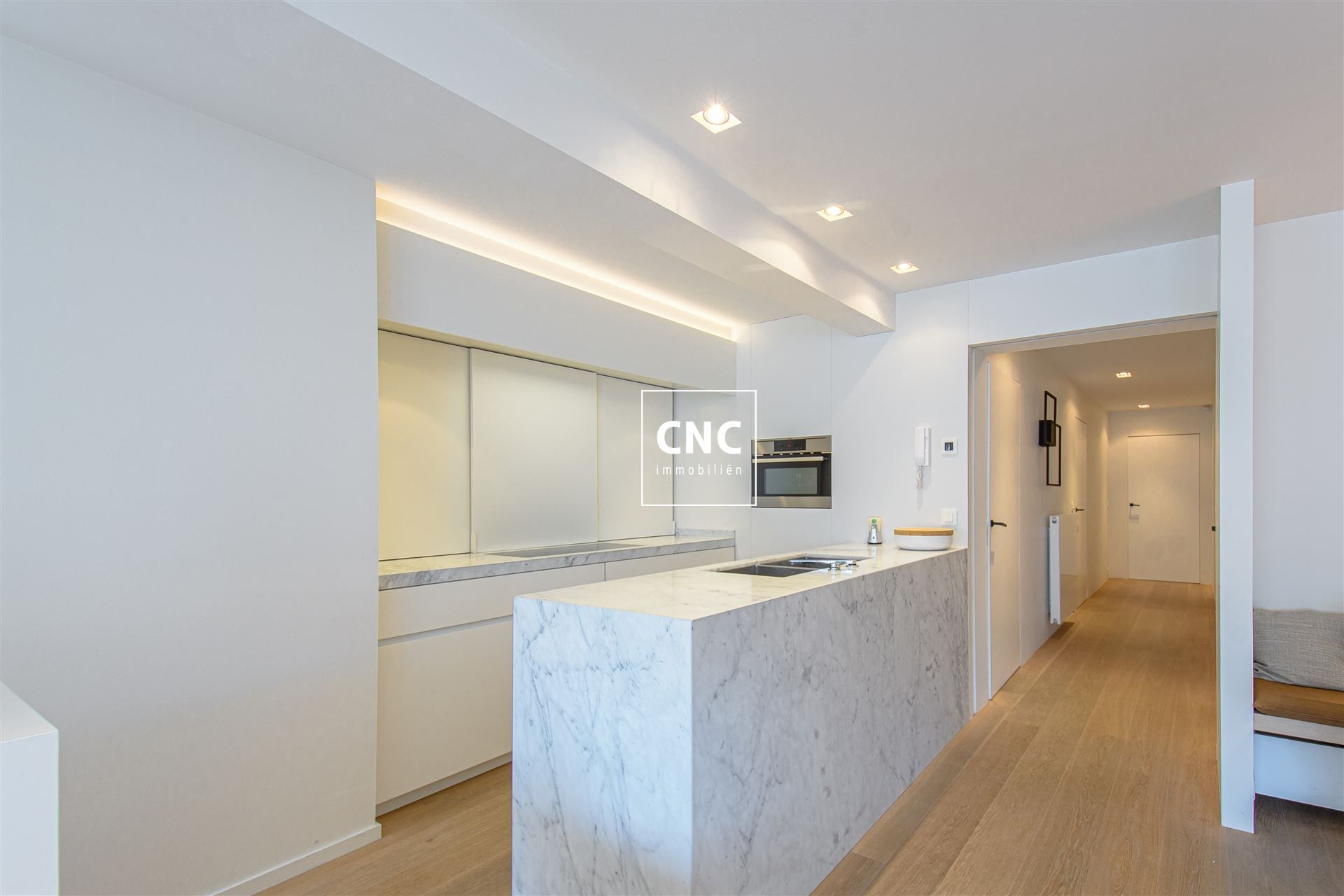 Volledig gerenoveerd appartement met karakter op toplocatie foto 4