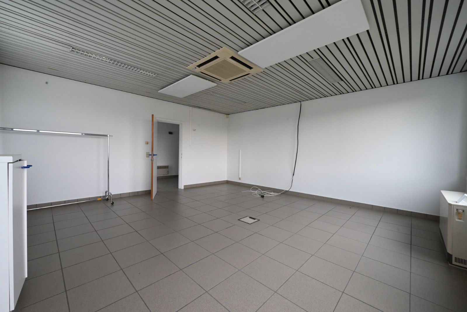 Bedrijfs-/ kantoorgebouw (275m2) met veel parkeergelegenheid! foto 7