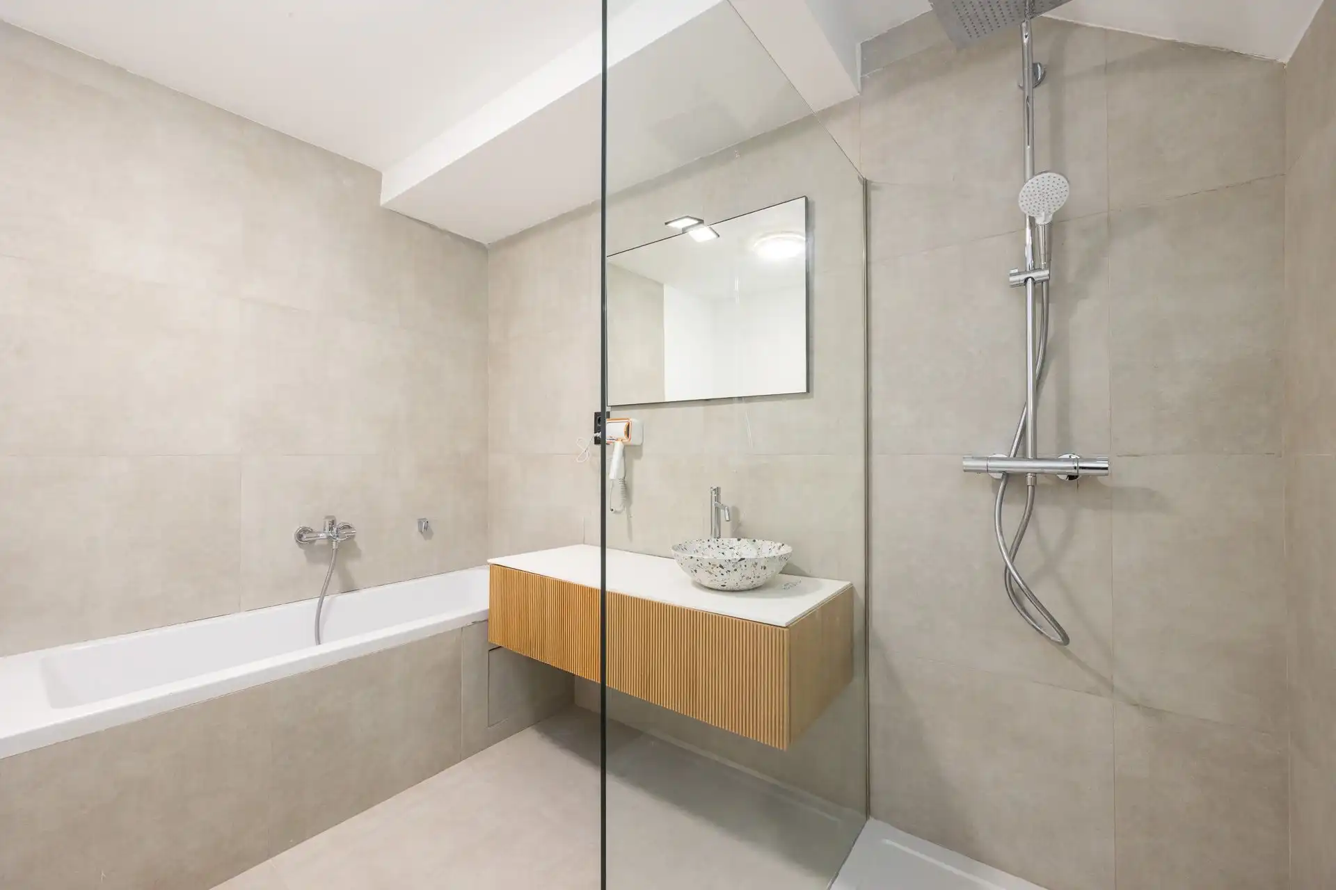 Gerenoveerde woning met ruime tuin. foto 16