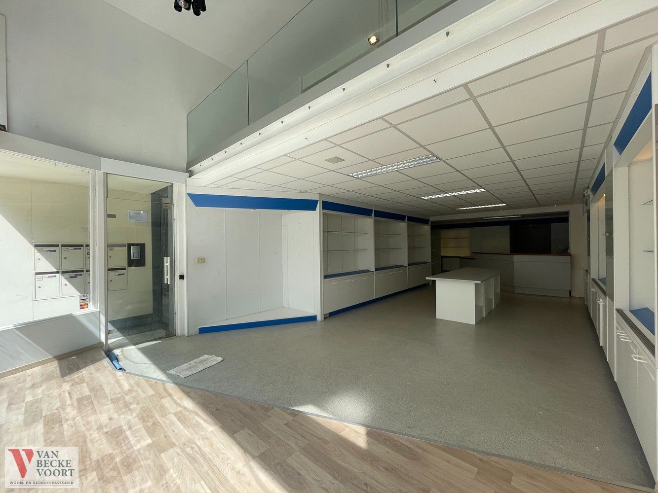 Handelsruimte 90m² + 76m² op het 1V + kelder foto 3