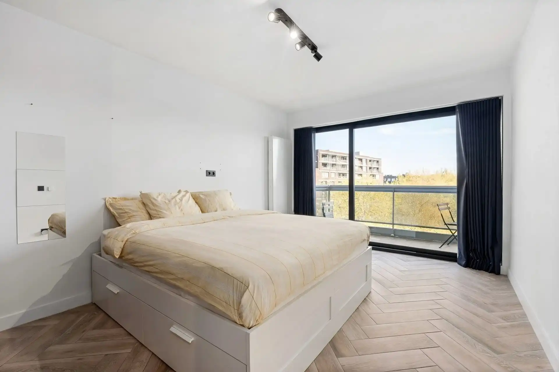 Gerenoveerd appartement met ruim terras foto 8