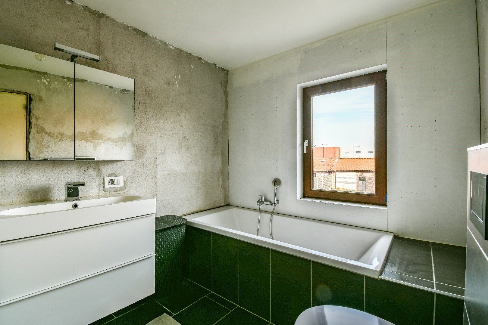 Te renoveren woning in het hart van Torhout! foto 9