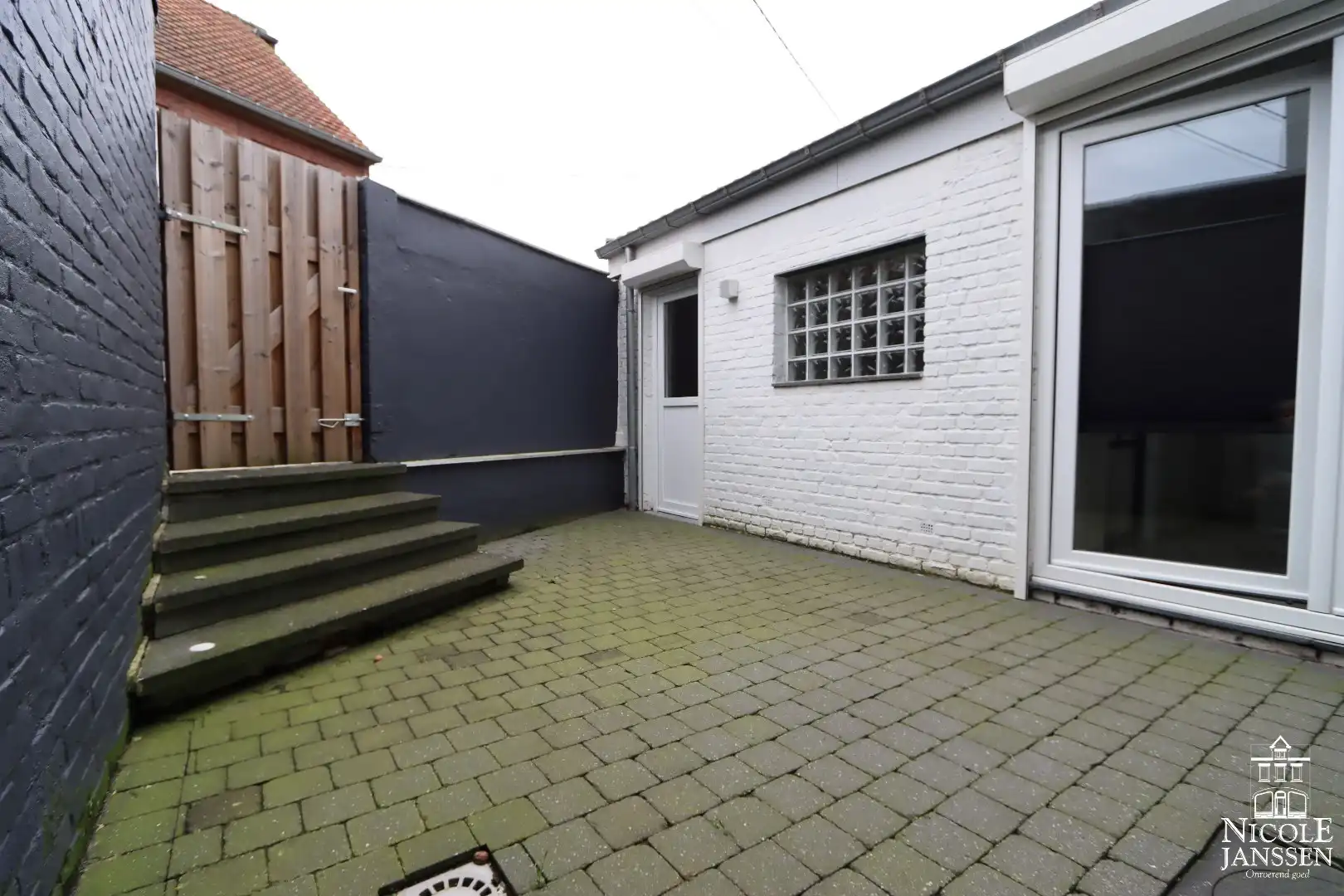 Compleet gerenoveerde ruime stadswoning met gezellige binnenkoer foto 20