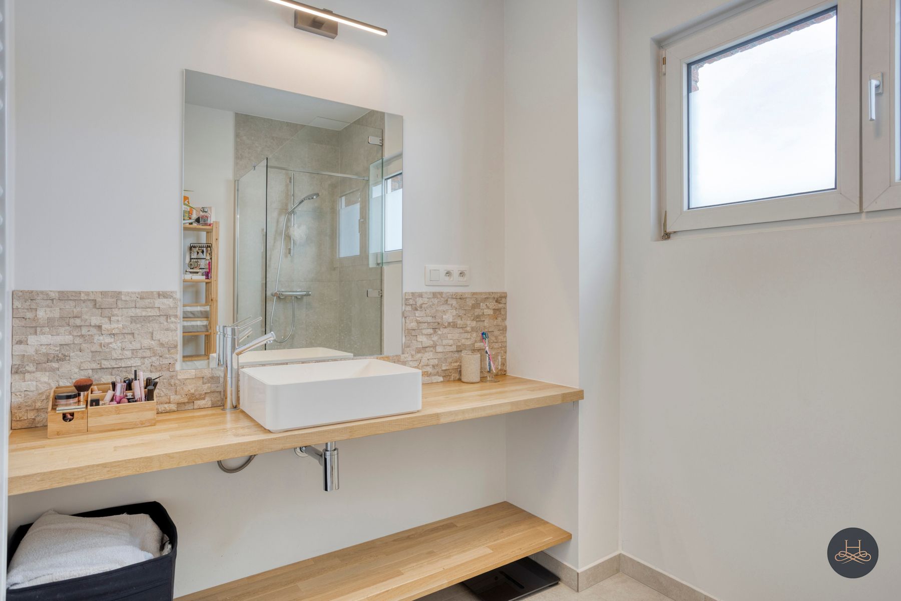 Charmante, volledig gerenoveerde & ruime woning met voortuin foto 17