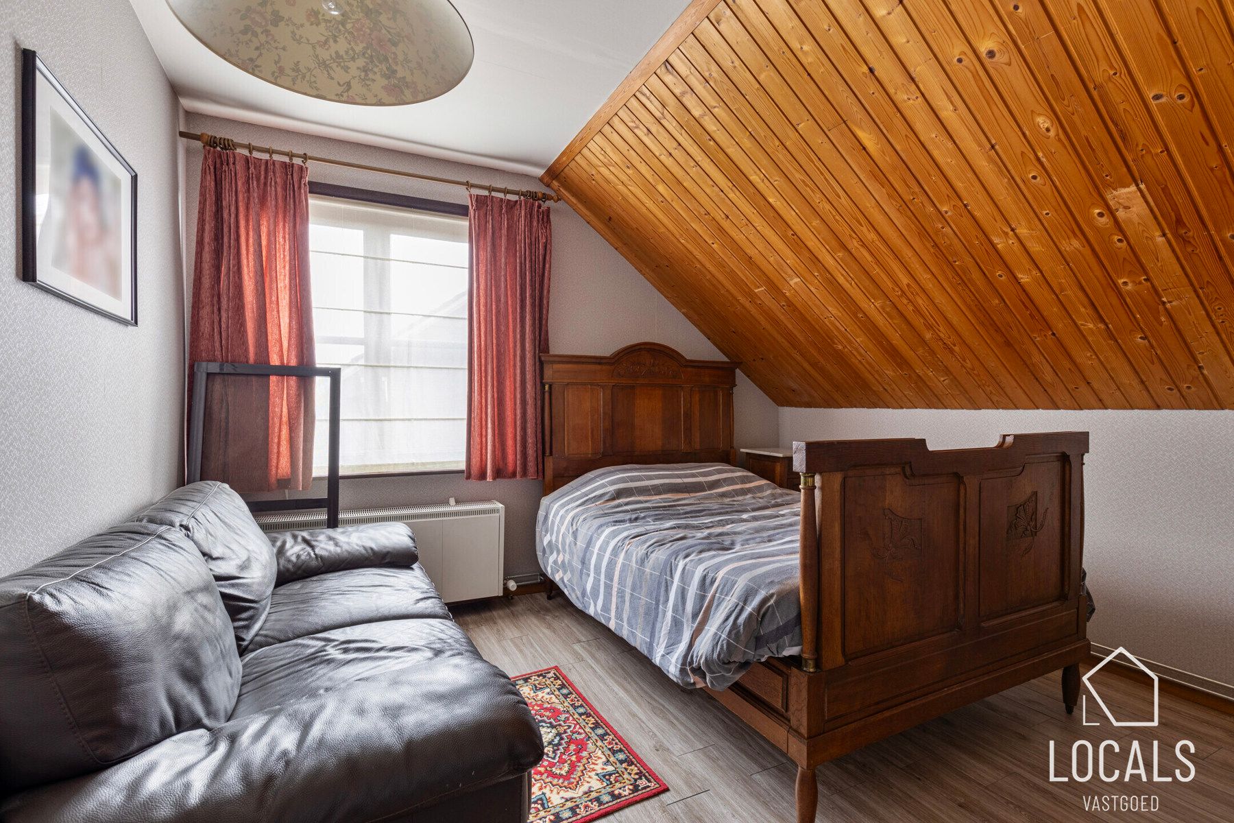 Ruime woning met 5 kamers, 2 garages en prachtig uitzicht foto 17
