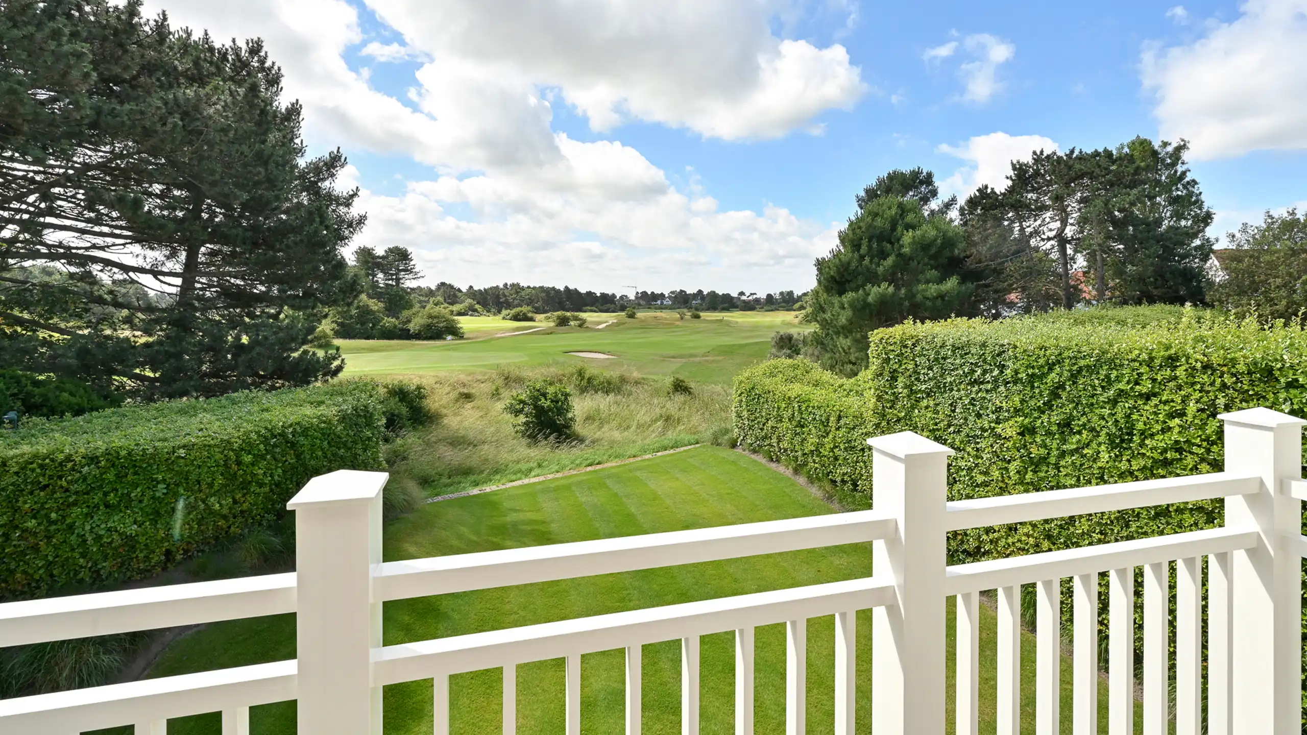 VILLA met panoramisch zicht en unieke ligging aan de golf... foto 18