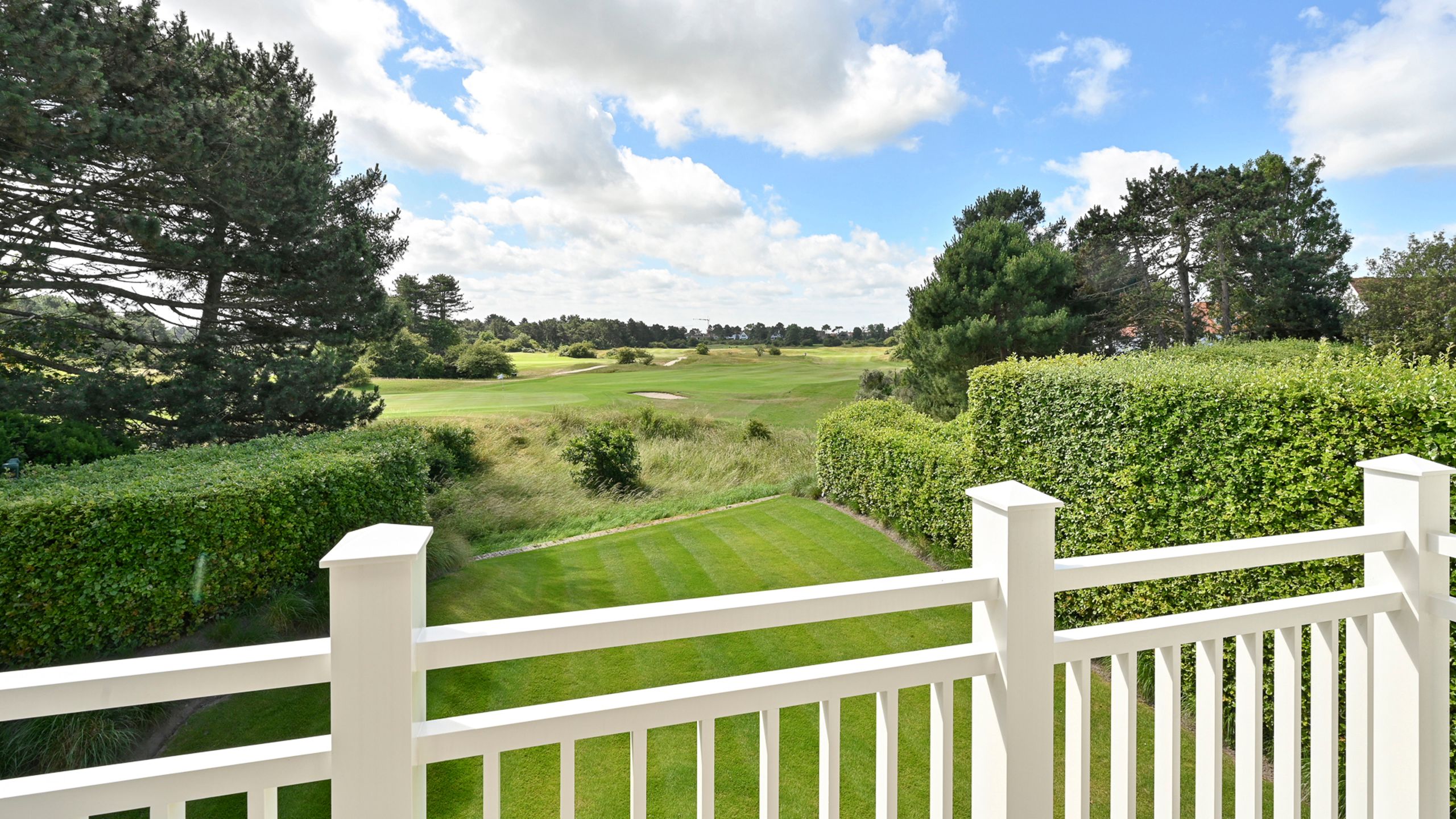 VILLA met panoramisch zicht en unieke ligging aan de golf... foto 18