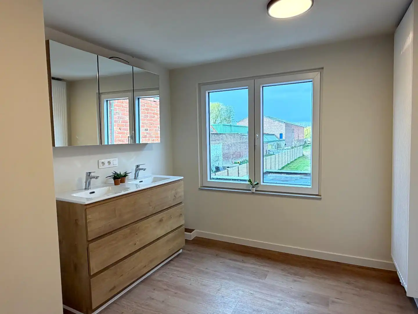 Gerenoveerde gezinswoning met 3 slaapkamers, tuin en garage. foto 12