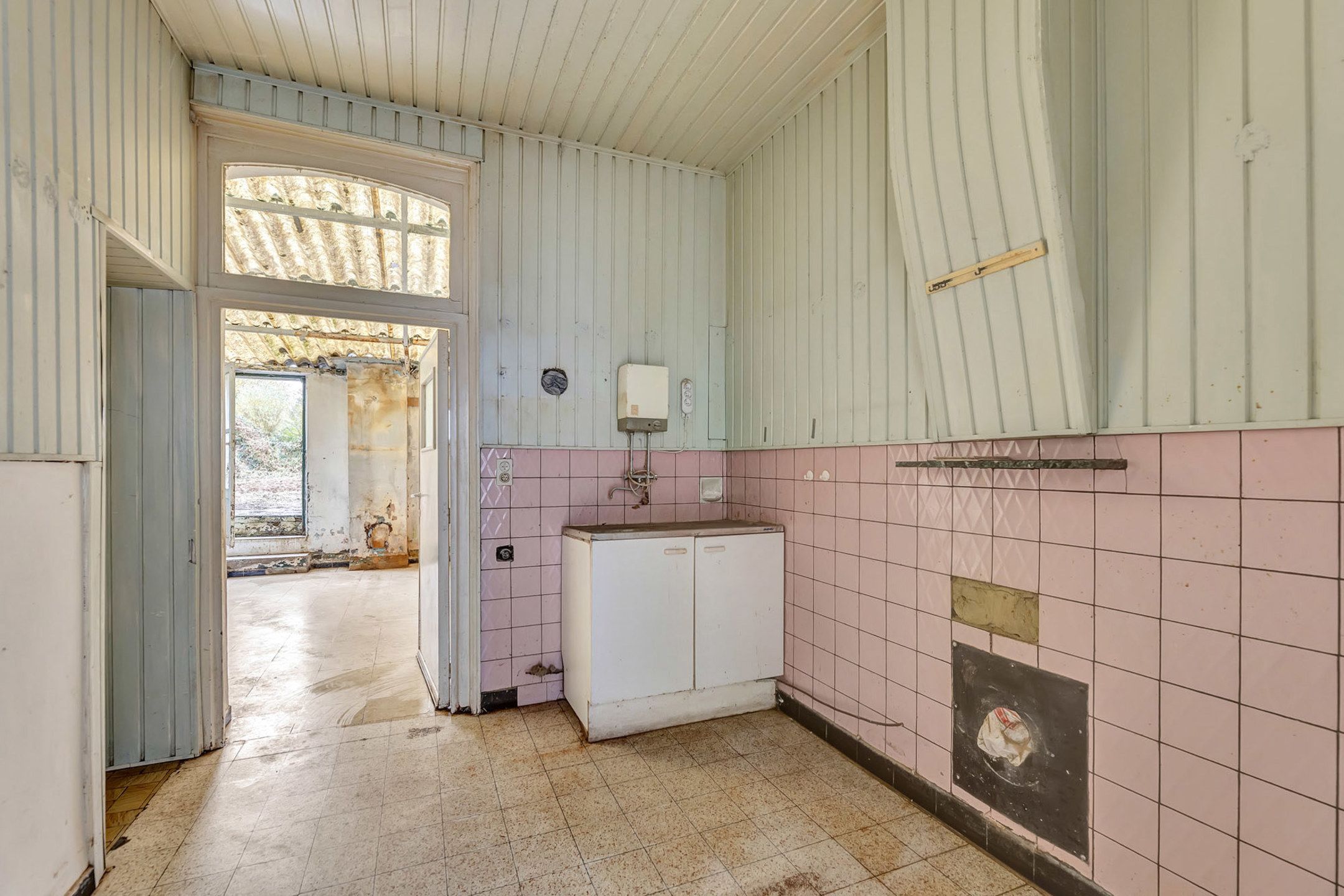 Te renoveren woning met garage en tuin foto 6