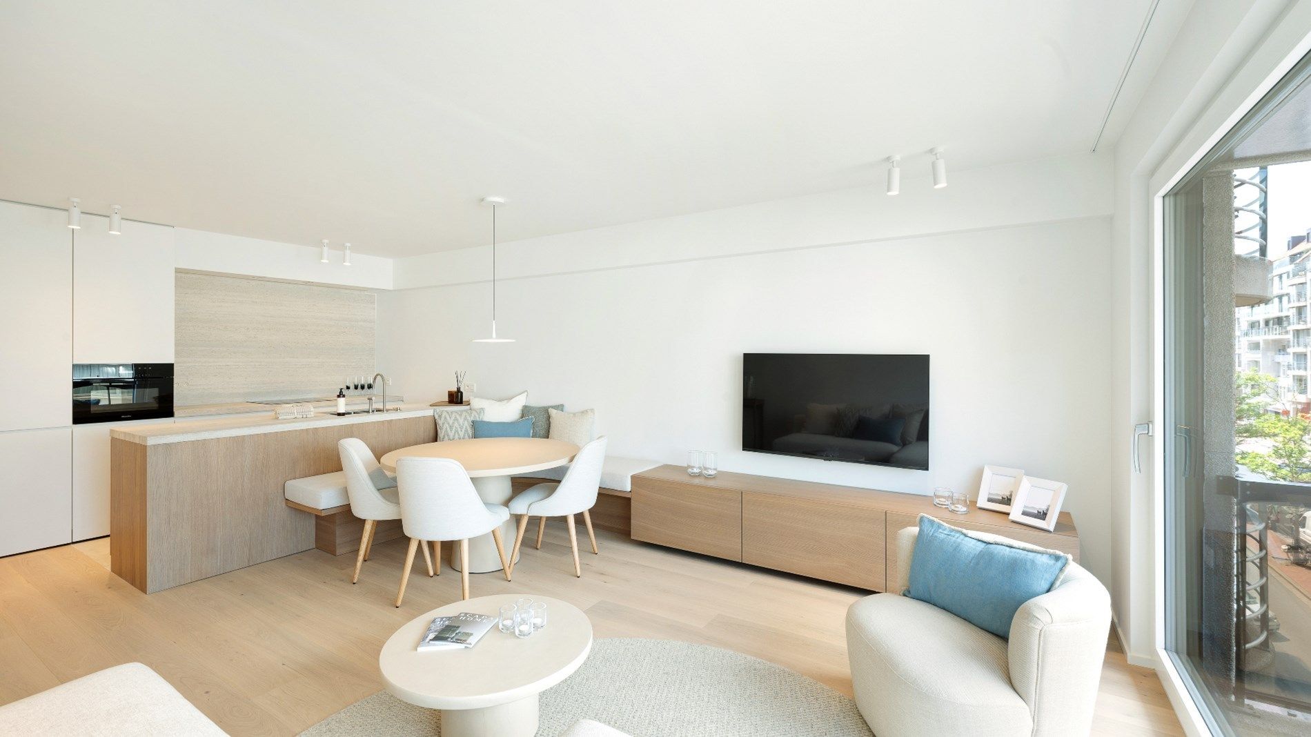 Prachtig gerenoveerd 3-slaapkamer appartement gelegen op de Lippenslaan.  foto 2