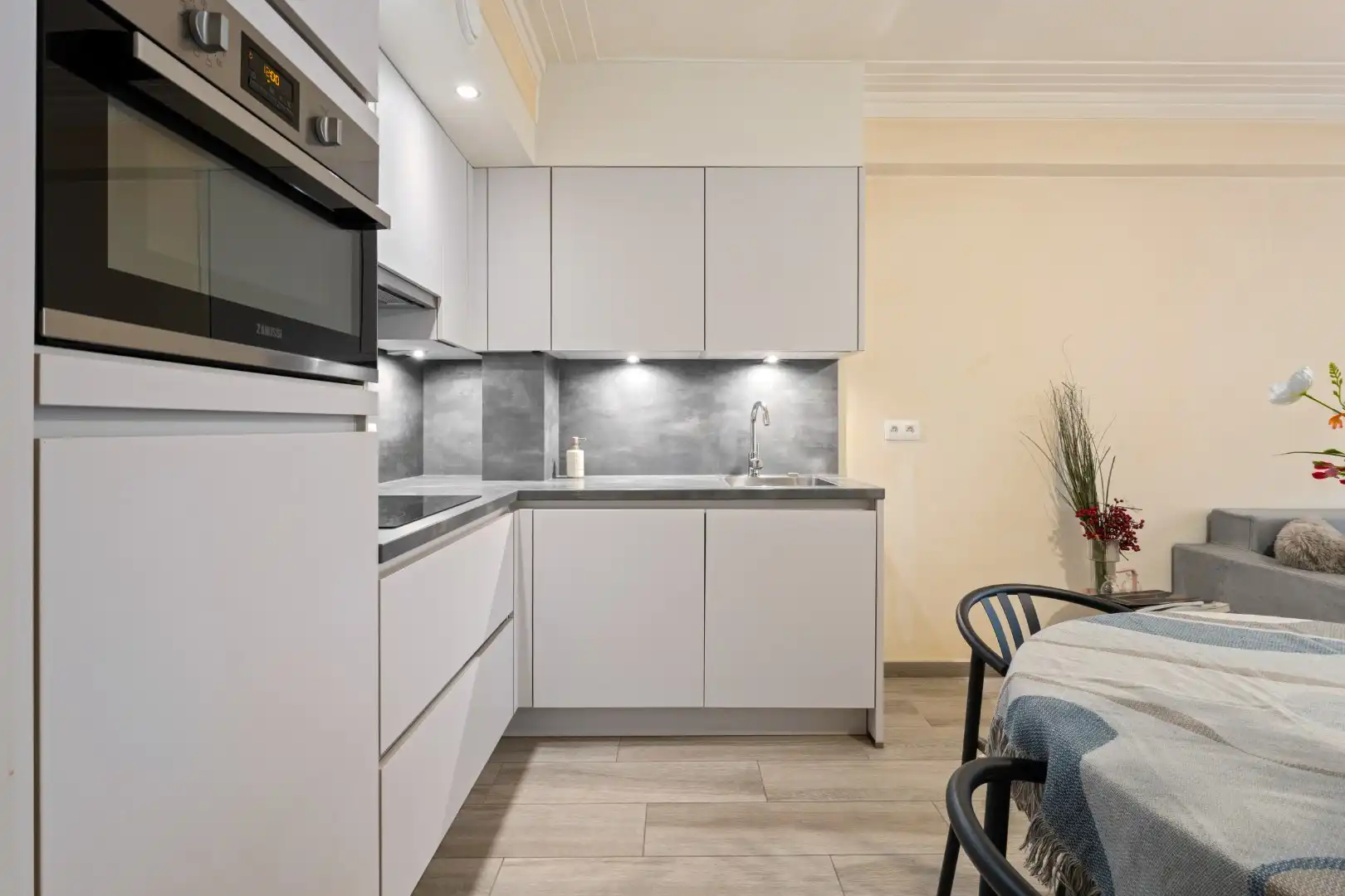 Met zorg gerenoveerd appartement op prachtige ligging met lateraal zeezicht en gunstig EPC label B foto 3