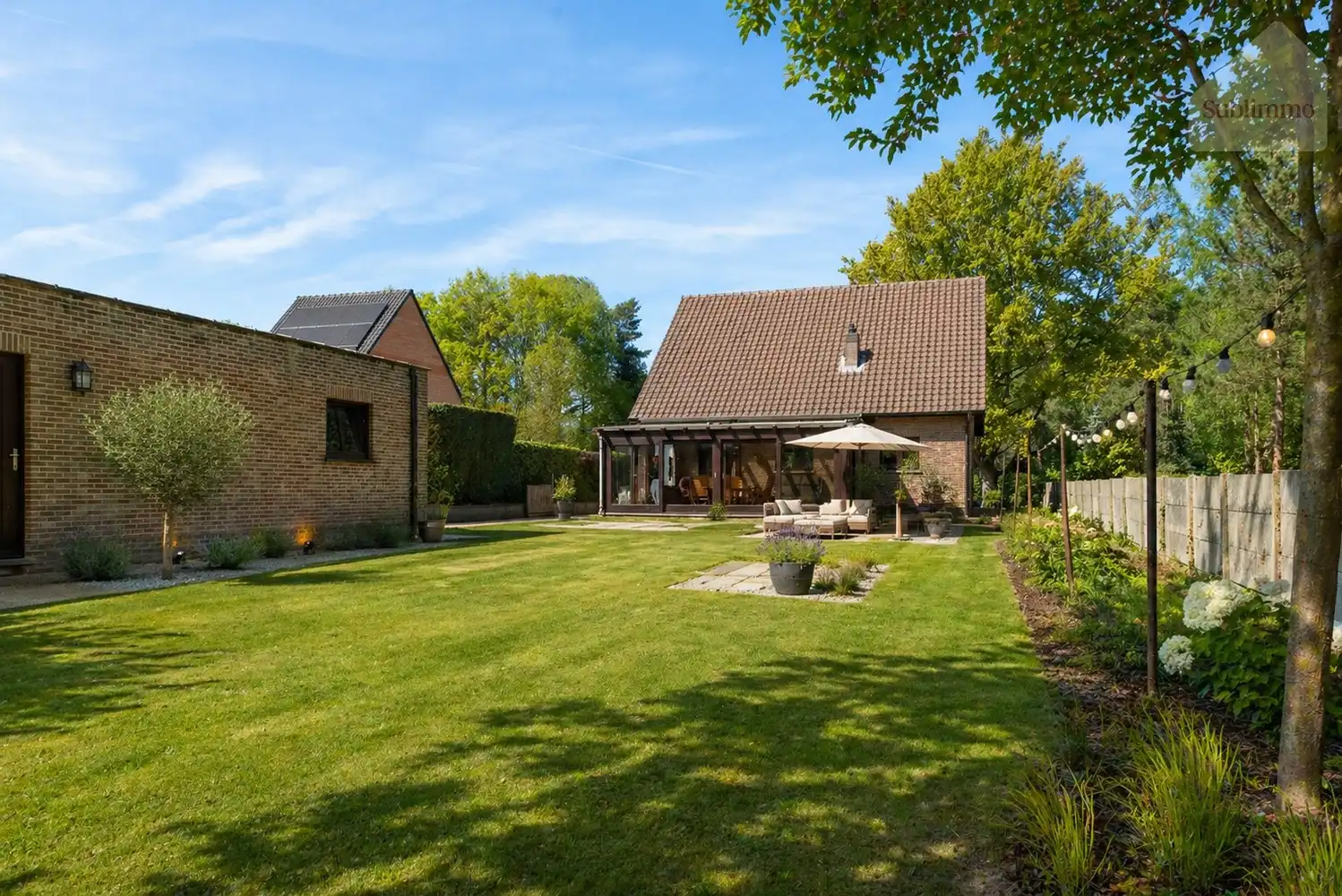 Karaktervolle gezinswoning met indrukwekkende veranda | Bosrand | 5 slpk | Renovatiepotentieel foto 3