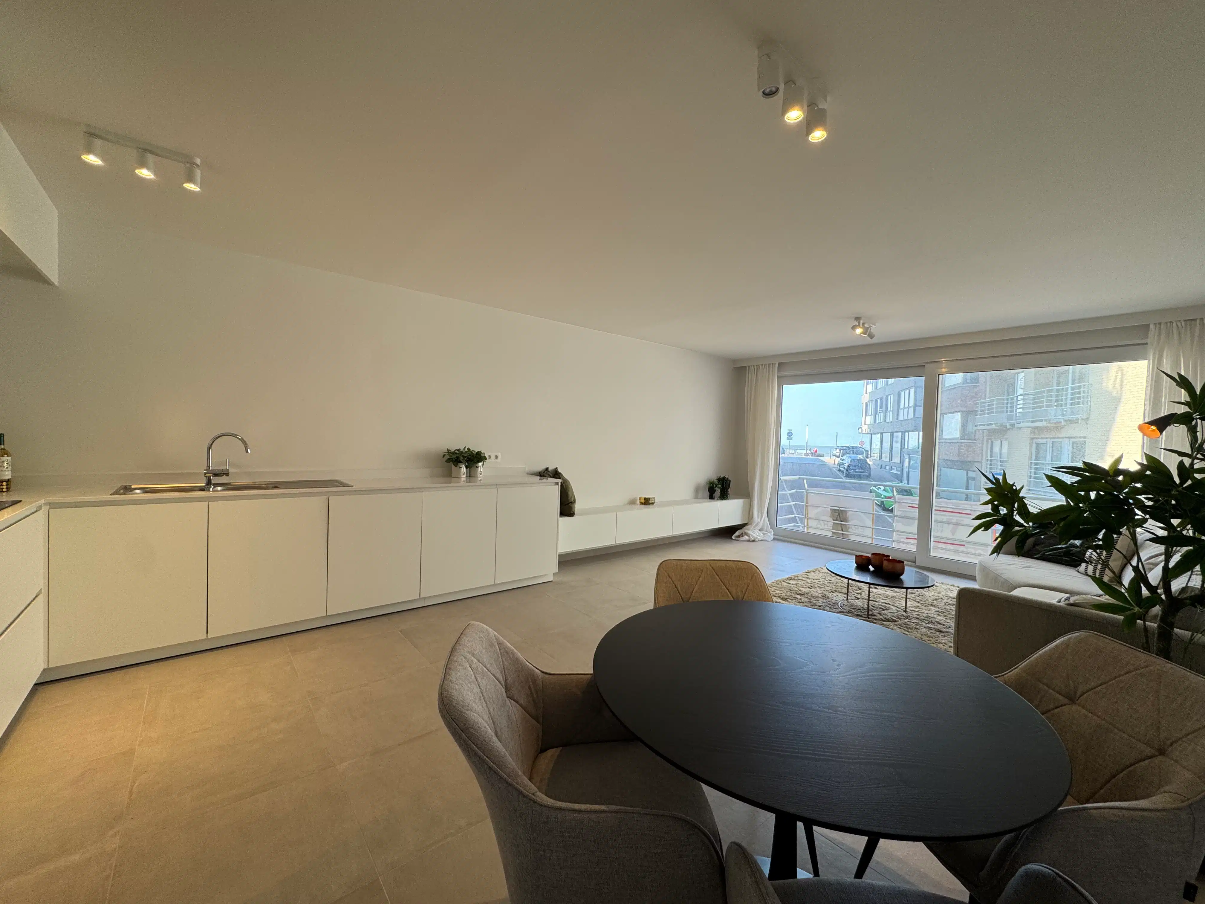 Verfijnd heringericht appartement met zicht op zee foto {{pictureIndex}}