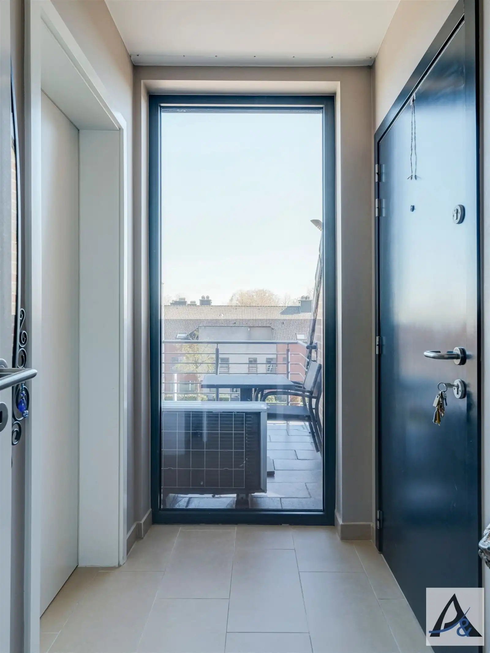 Ruim duplex appartement met terras en 3 slaapkamers in Diepenbeek. foto 2