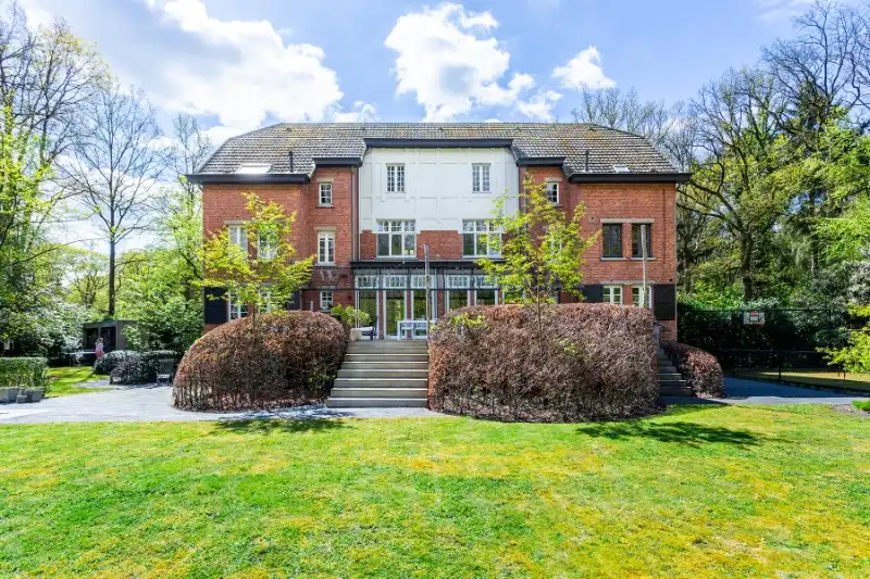 Unieke karaktervolle villa met parktuin, zwembad en een zee van ruimte,luxe alom! foto 3