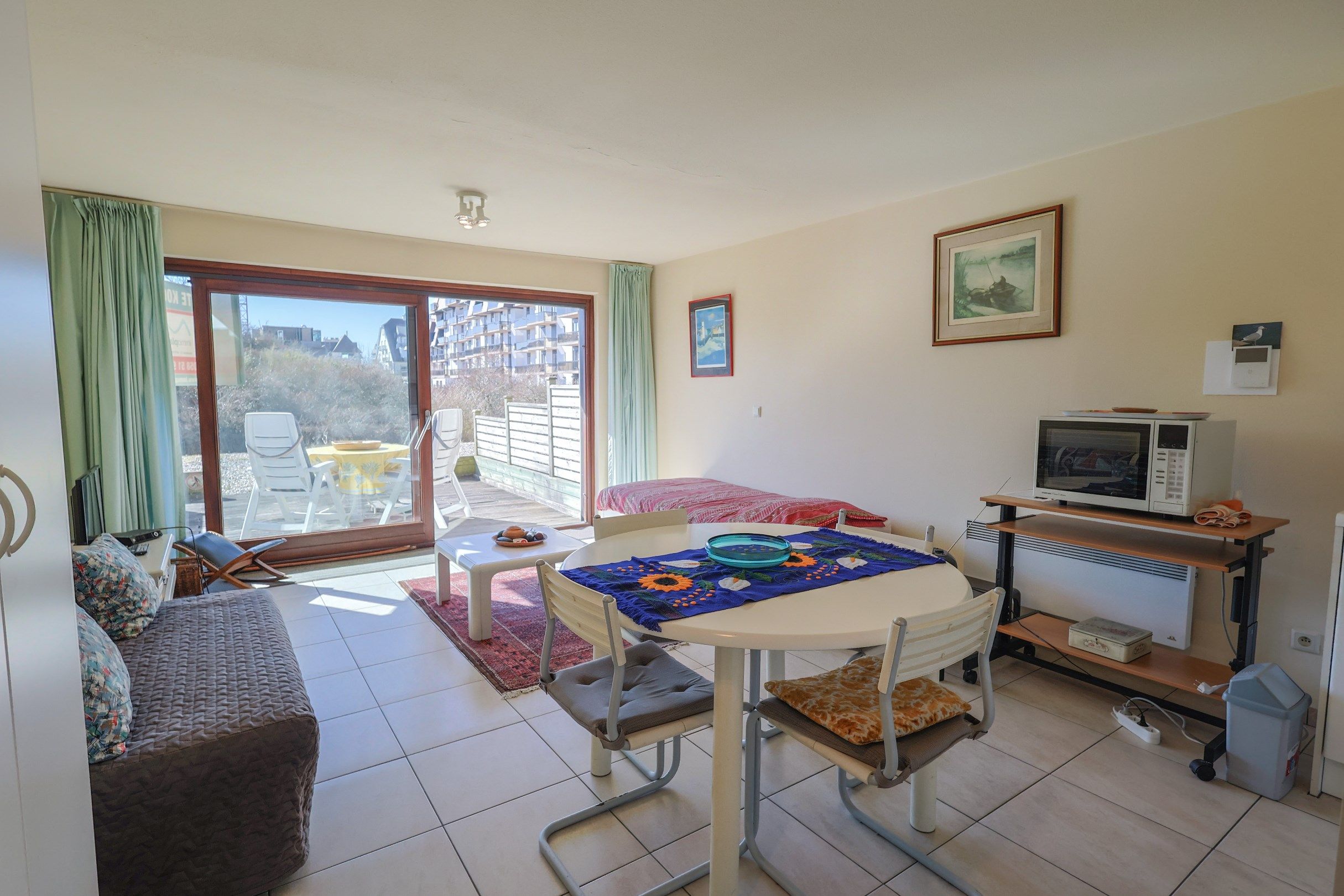 Gelijkvloerse studio met slaaphoek én zonovergoten terras op enkele meters van de zee!  foto 12