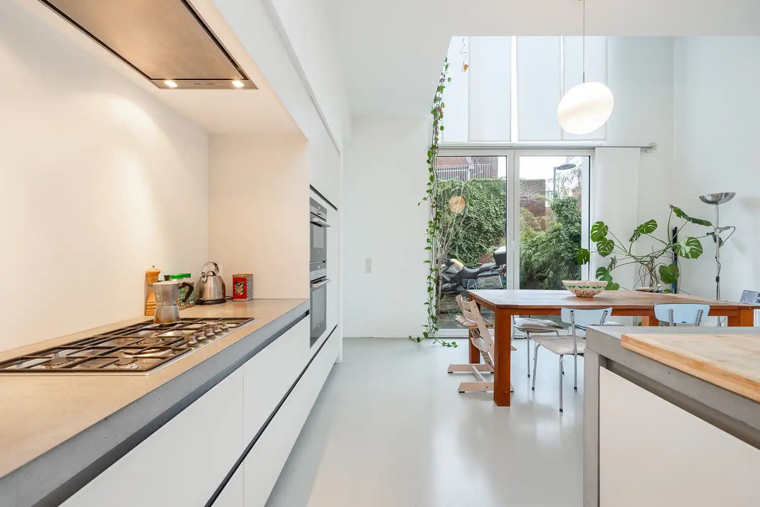 Energiezuinige (EPC B) halfopen eengezinswoning met aangename tuin, op centrale locatie te 2020 Antwerpen. foto {{pictureIndex}}