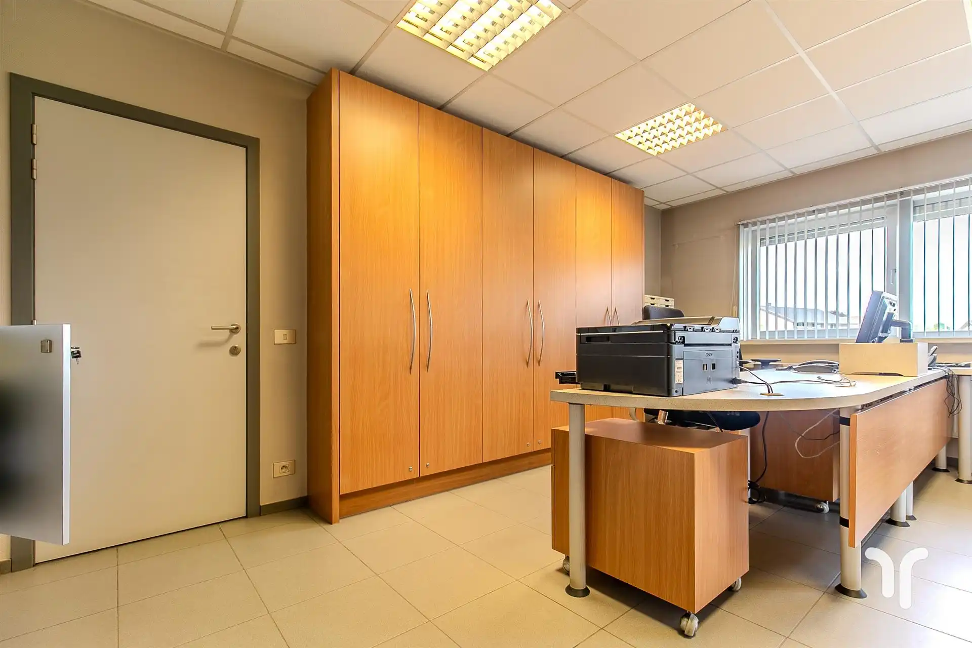 Dit kantoor met opslagruimte is gelegen in de industriezone te Hooglede vlakbij het centrum van Roeselare. foto 4