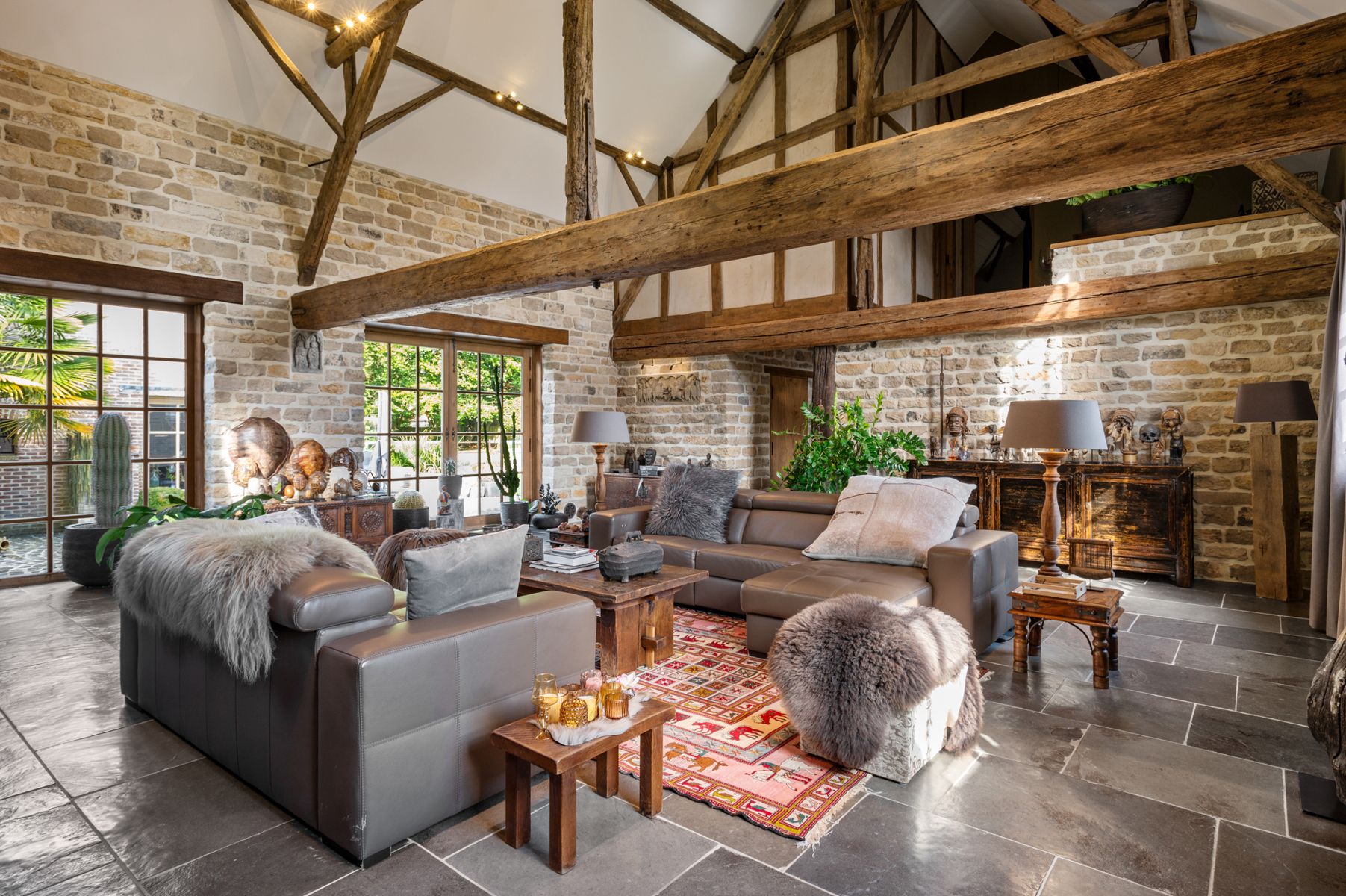 Gerenoveerde hoevewoning met praktijk en paardenstallen.  foto 11