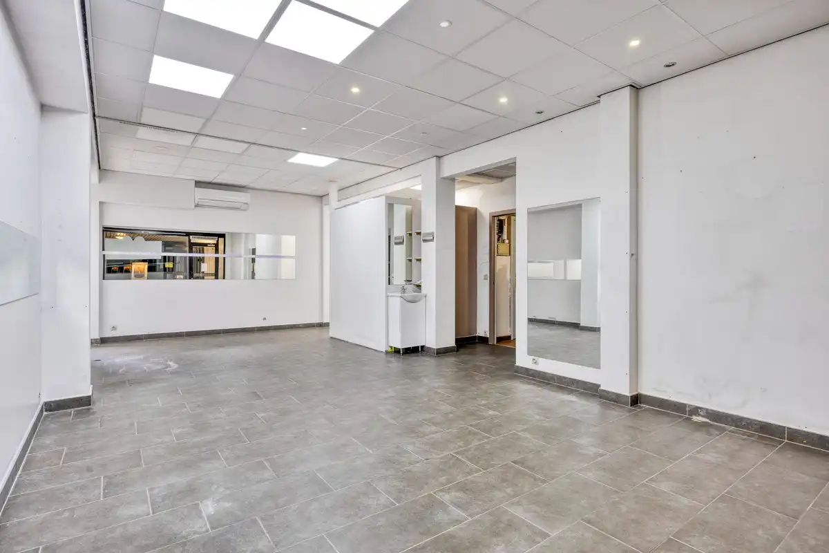 Gunstig gelegen handelsruimtes van 56 m² en 37 m² in gallerij "Laarcenter". foto 4